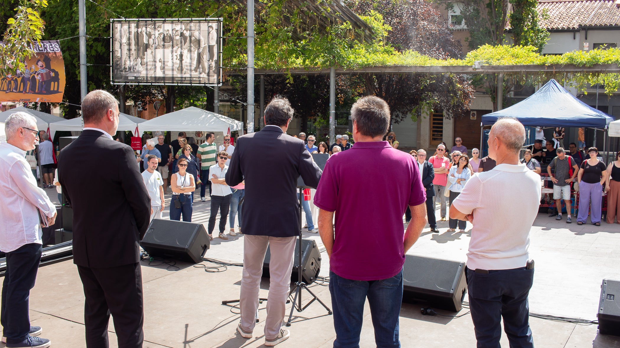 El mitjà digital MónTerrassa ha celebrat una gran festa pels seus 10 anys d'existència. L'acte, que ha tingut lloc aquest dissabte dia 19 de setembre a la plaça Progrés, ha comptat amb l'actuació musical d'Axel Davis Duo i una degustació dels vermuts de Dos Déus, Antich i 3 Setmanes Blanc i Negre. A més, també ha gaudit de la destacada presència del president del Parlament de Catalunya, Josep Rull, i de l'alcalde de Terrassa, Jordi Ballart. Els assistents també s'han pogut emportar un exemplar de la primera edició de la revista de MónTerrassa, a més d'una bossa i un punt de llibre fets exclusivament per celebrar els 10 anys | Javi González