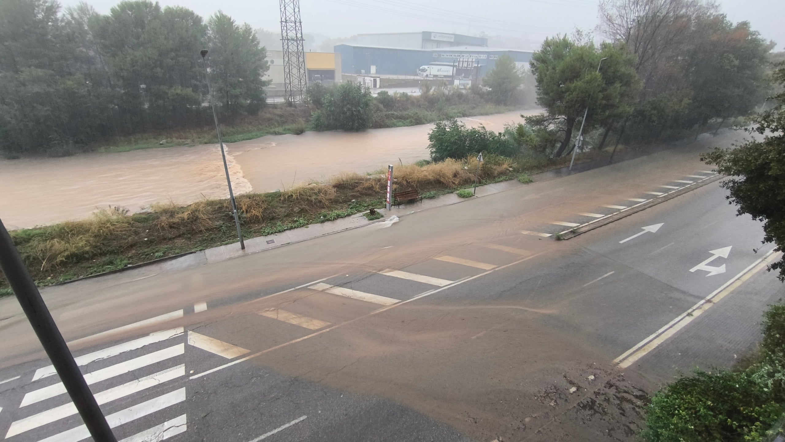 La calçada de l'avinguda del Vallès de Terrassa, a l'altura de Les Fonts, amb les clavegueres surant aigua a causa del xàfec d'aquest dimarts | Xtfanía X
