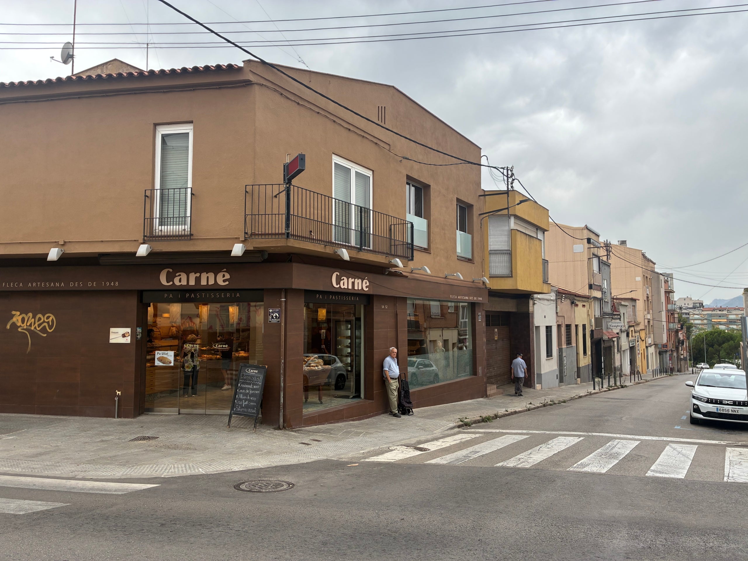 La fleca Carné, al carrer de Menéndez y Pelayo amb Agricultura, un dels símbols del comerç de Can Palet, que s'ha anat expandint per tot Terrassa | Vicenç Batalla