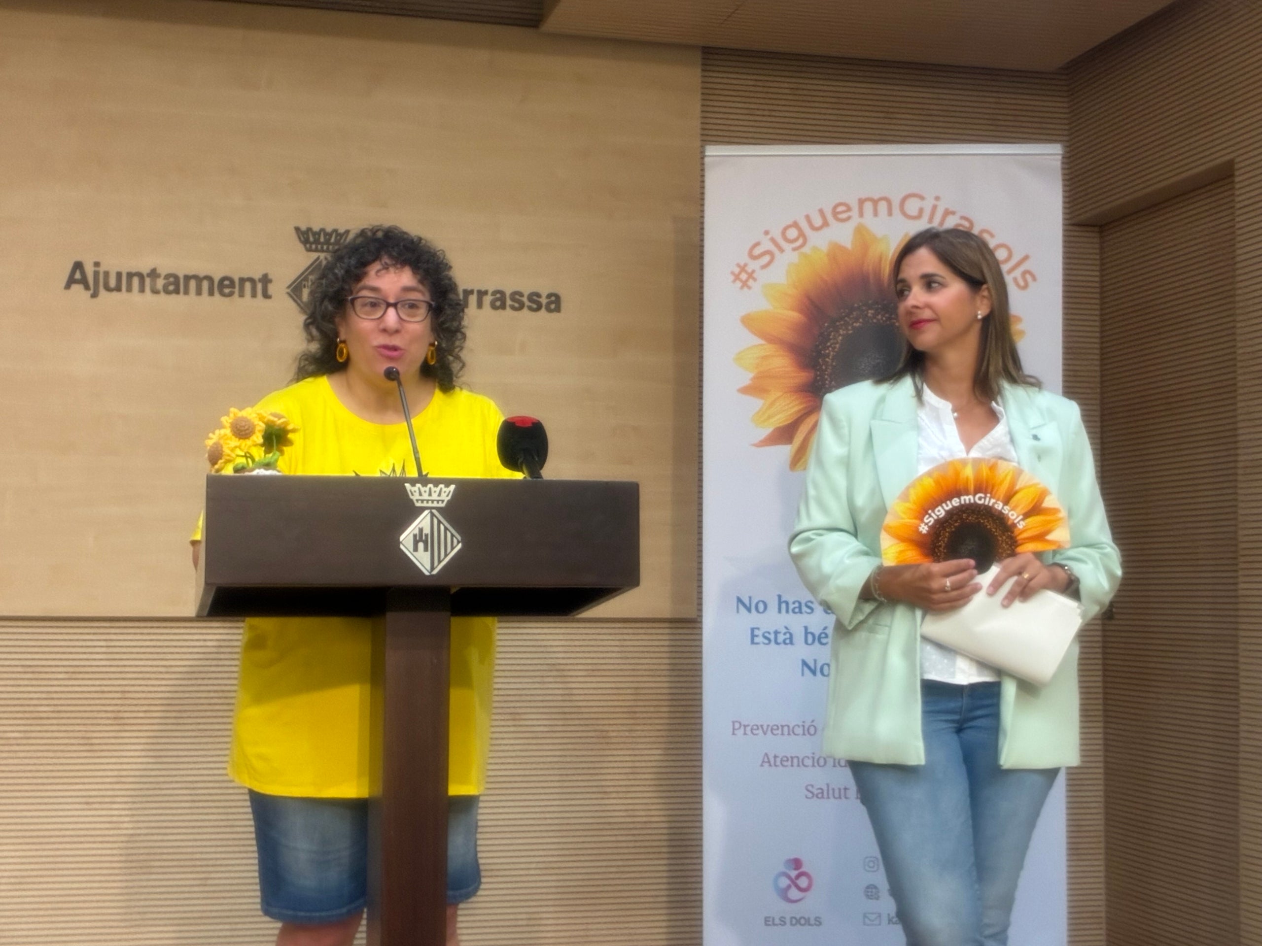 La fundadora d'Els Dols, Kandy Guerrero, i la regidora de Salut, Laura Rivas, presentant el 'Setembre groc' i la campanya 'Siguem gira-sols' de prevenció del suïcidi a l'Ajuntament de Terrassa | Vicenç Batalla