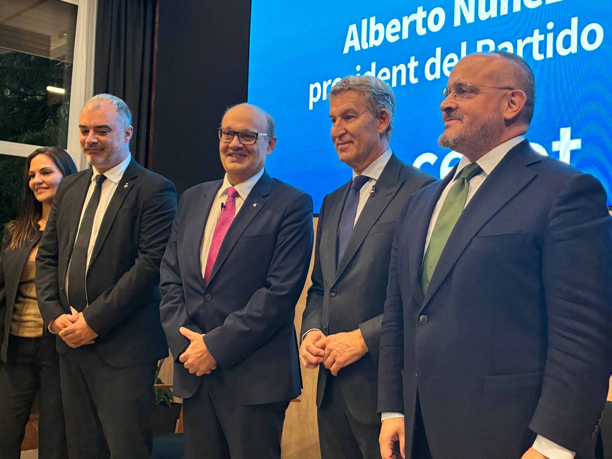 La portaveu del Partit Popular al Parlament, Lorena Roldán, l'alcalde de Terrassa, Jordi Ballart, el president de la Cecot, Xavier Panés, el president del PP espanyol, Alberto Núñez Feijóo, i el president del PP català, Alejandro Fernández, a l'Institut Industrial de Terrassa, seu de la patronal | Vicenç Batalla