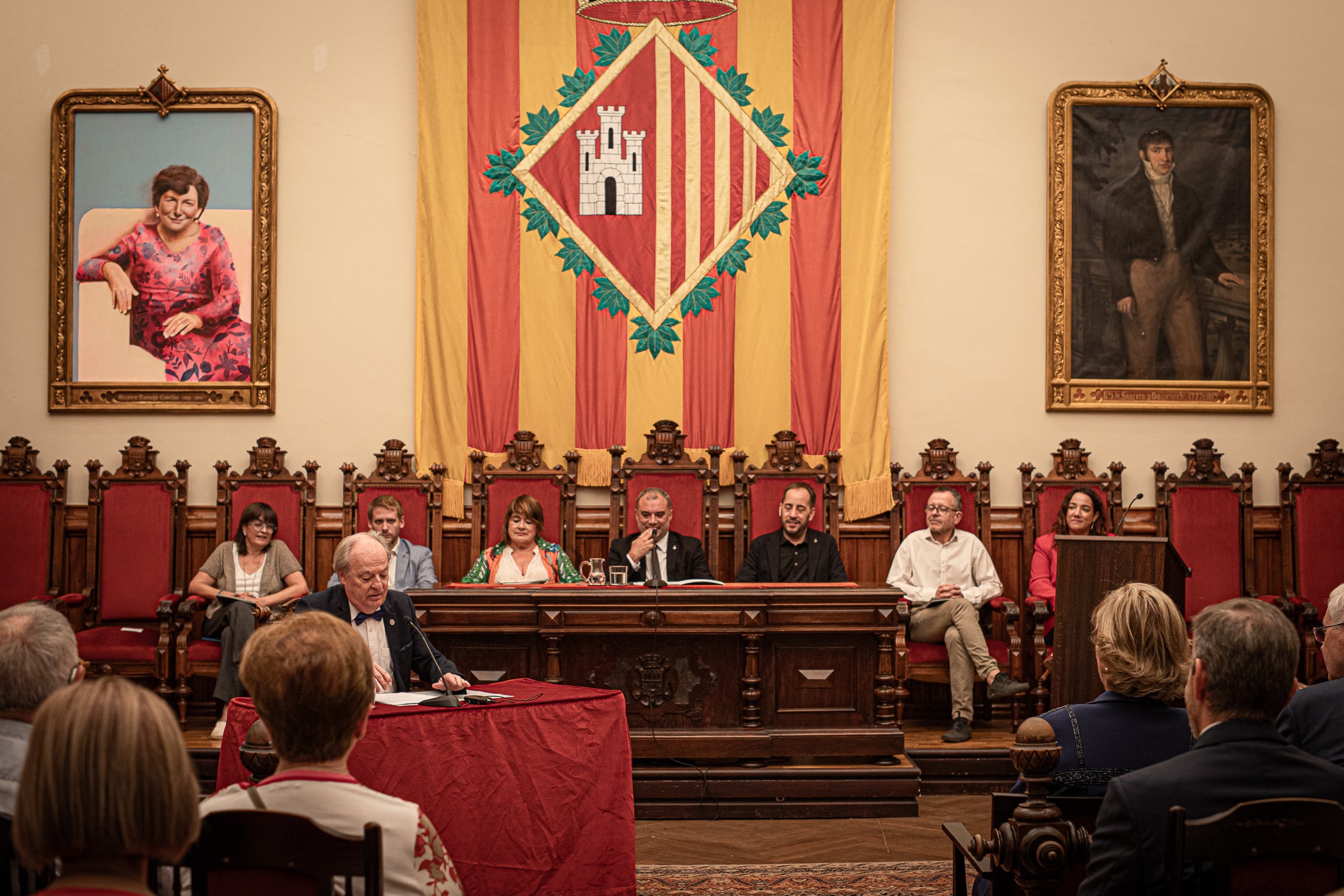 La jurista Maria Vidal Sanahuja va rebre aquest dimarts la Medalla d'Honor de la Ciutat de Terrassa, en un acte institucional al saló de plens de l'Ajuntament, en què se li va reconèixer la seva tasca com a pionera de l'advocacia a Catalunya i l'Estat espanyol. Primera degana dona del Col·legi d'Advocats de Terrassa, entre 1999 i 2006, i presidenta del Consell de l'Advocacia Catalana, entre 2003 i 2004, actualment és consellera del Consell General de l'Advocacia Espanyola, a més de vicepresidenta del Patronat de LaFACT. El degà emèrit de Col·legi d’Advocats terrassenc, Ignasi Puig i Ventalló, en fa fer una glossa abans que l'alcalde, Jordi Ballart, li posés la medalla i Vidal pronunciés un discurs, rodejada d'amics i familiars | Javi González