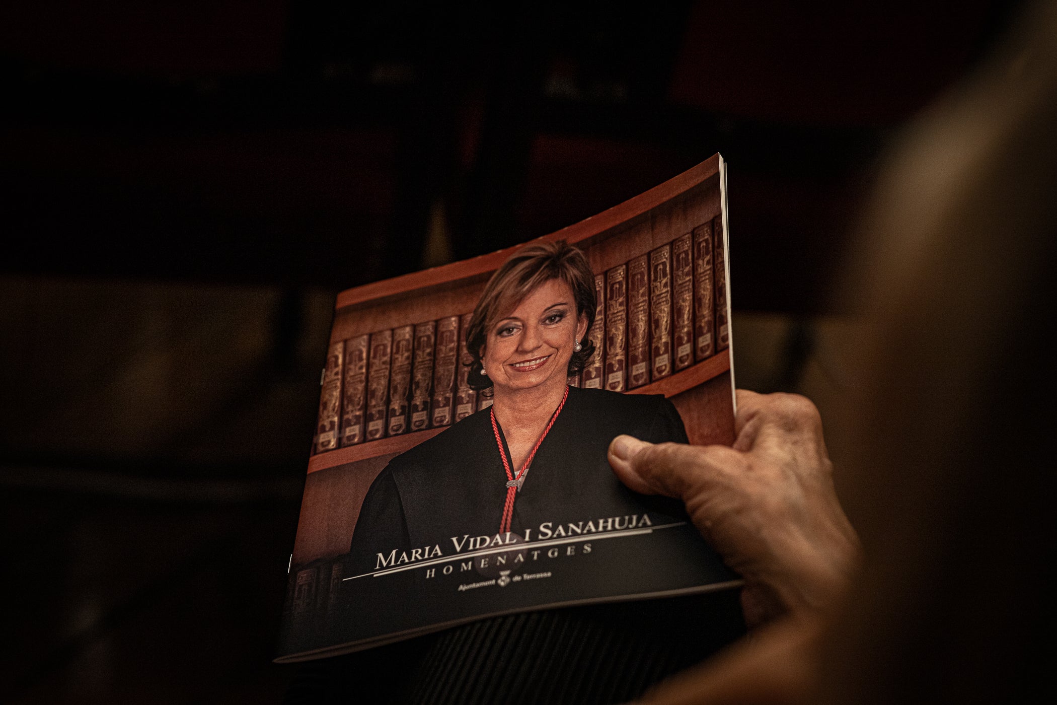 La jurista Maria Vidal Sanahuja va rebre aquest dimarts la Medalla d'Honor de la Ciutat de Terrassa, en un acte institucional al saló de plens de l'Ajuntament, en què se li va reconèixer la seva tasca com a pionera de l'advocacia a Catalunya i l'Estat espanyol. Primera degana dona del Col·legi d'Advocats de Terrassa, entre 1999 i 2006, i presidenta del Consell de l'Advocacia Catalana, entre 2003 i 2004, actualment és consellera del Consell General de l'Advocacia Espanyola, a més de vicepresidenta del Patronat de LaFACT. El degà emèrit de Col·legi d’Advocats terrassenc, Ignasi Puig i Ventalló, en fa fer una glossa abans que l'alcalde, Jordi Ballart, li posés la medalla i Vidal pronunciés un discurs, rodejada d'amics i familiars | Javi González