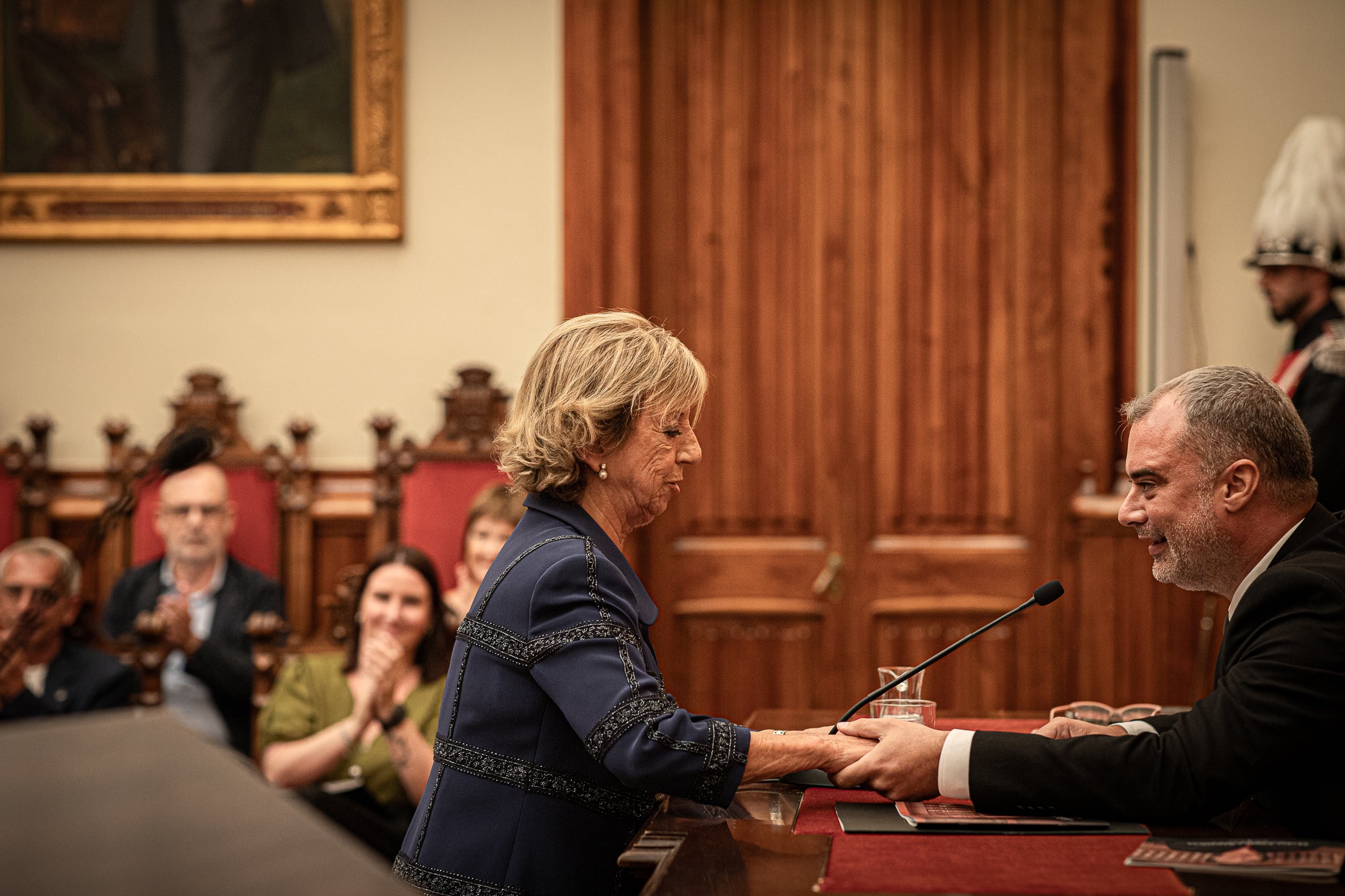 La jurista Maria Vidal Sanahuja va rebre aquest dimarts la Medalla d'Honor de la Ciutat de Terrassa, en un acte institucional al saló de plens de l'Ajuntament, en què se li va reconèixer la seva tasca com a pionera de l'advocacia a Catalunya i l'Estat espanyol. Primera degana dona del Col·legi d'Advocats de Terrassa, entre 1999 i 2006, i presidenta del Consell de l'Advocacia Catalana, entre 2003 i 2004, actualment és consellera del Consell General de l'Advocacia Espanyola, a més de vicepresidenta del Patronat de LaFACT. El degà emèrit de Col·legi d’Advocats terrassenc, Ignasi Puig i Ventalló, en fa fer una glossa abans que l'alcalde, Jordi Ballart, li posés la medalla i Vidal pronunciés un discurs, rodejada d'amics i familiars | Javi González