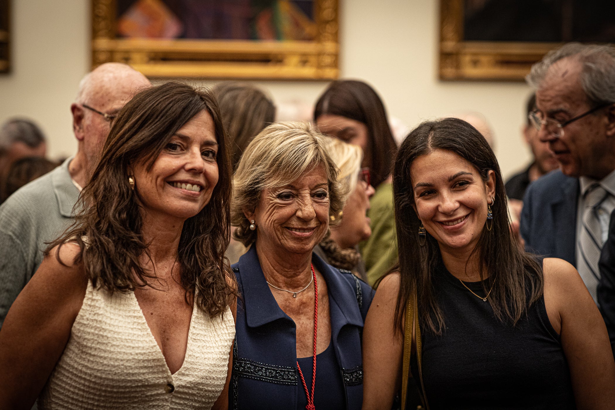 La jurista Maria Vidal Sanahuja va rebre aquest dimarts la Medalla d'Honor de la Ciutat de Terrassa, en un acte institucional al saló de plens de l'Ajuntament, en què se li va reconèixer la seva tasca com a pionera de l'advocacia a Catalunya i l'Estat espanyol. Primera degana dona del Col·legi d'Advocats de Terrassa, entre 1999 i 2006, i presidenta del Consell de l'Advocacia Catalana, entre 2003 i 2004, actualment és consellera del Consell General de l'Advocacia Espanyola, a més de vicepresidenta del Patronat de LaFACT. El degà emèrit de Col·legi d’Advocats terrassenc, Ignasi Puig i Ventalló, en fa fer una glossa abans que l'alcalde, Jordi Ballart, li posés la medalla i Vidal pronunciés un discurs, rodejada d'amics i familiars | Javi González