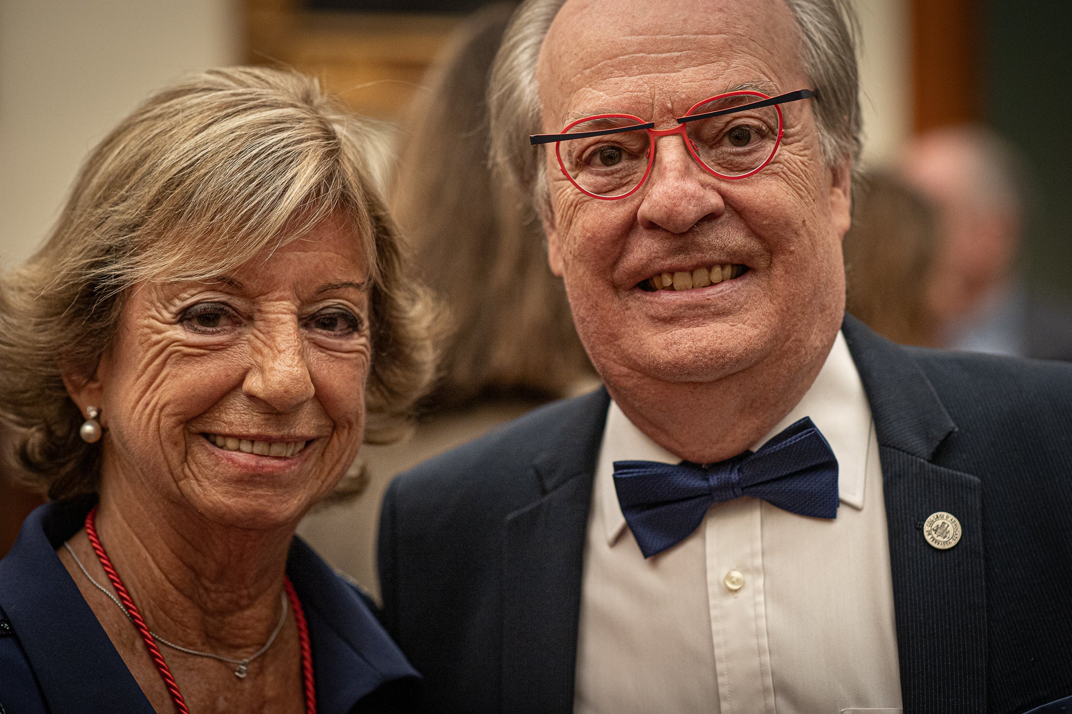 La jurista Maria Vidal Sanahuja va rebre aquest dimarts la Medalla d'Honor de la Ciutat de Terrassa, en un acte institucional al saló de plens de l'Ajuntament, en què se li va reconèixer la seva tasca com a pionera de l'advocacia a Catalunya i l'Estat espanyol. Primera degana dona del Col·legi d'Advocats de Terrassa, entre 1999 i 2006, i presidenta del Consell de l'Advocacia Catalana, entre 2003 i 2004, actualment és consellera del Consell General de l'Advocacia Espanyola, a més de vicepresidenta del Patronat de LaFACT. El degà emèrit de Col·legi d’Advocats terrassenc, Ignasi Puig i Ventalló, en fa fer una glossa abans que l'alcalde, Jordi Ballart, li posés la medalla i Vidal pronunciés un discurs, rodejada d'amics i familiars | Javi González