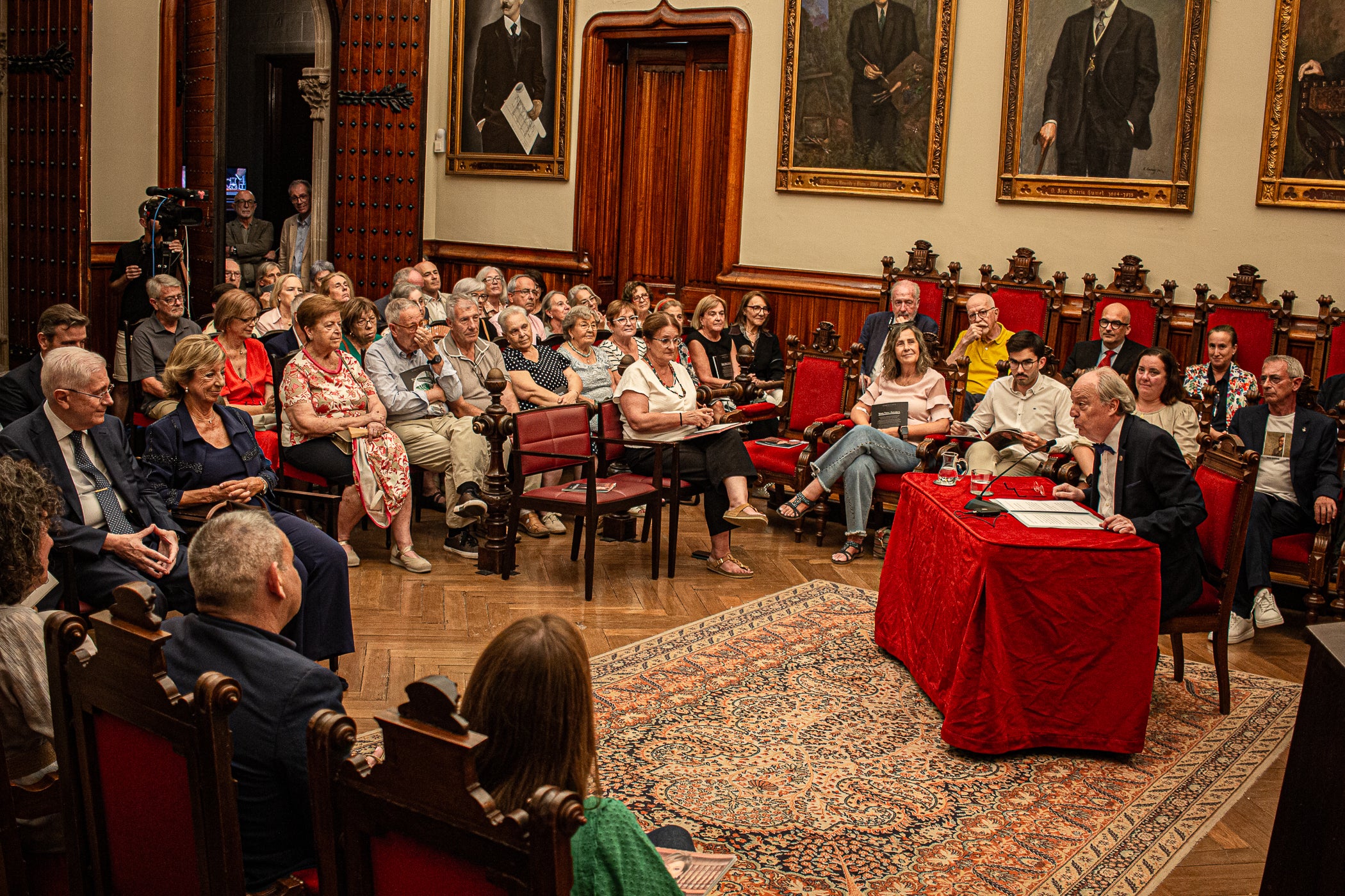 La jurista Maria Vidal Sanahuja va rebre aquest dimarts la Medalla d'Honor de la Ciutat de Terrassa, en un acte institucional al saló de plens de l'Ajuntament, en què se li va reconèixer la seva tasca com a pionera de l'advocacia a Catalunya i l'Estat espanyol. Primera degana dona del Col·legi d'Advocats de Terrassa, entre 1999 i 2006, i presidenta del Consell de l'Advocacia Catalana, entre 2003 i 2004, actualment és consellera del Consell General de l'Advocacia Espanyola, a més de vicepresidenta del Patronat de LaFACT. El degà emèrit de Col·legi d’Advocats terrassenc, Ignasi Puig i Ventalló, en fa fer una glossa abans que l'alcalde, Jordi Ballart, li posés la medalla i Vidal pronunciés un discurs, rodejada d'amics i familiars | Javi González