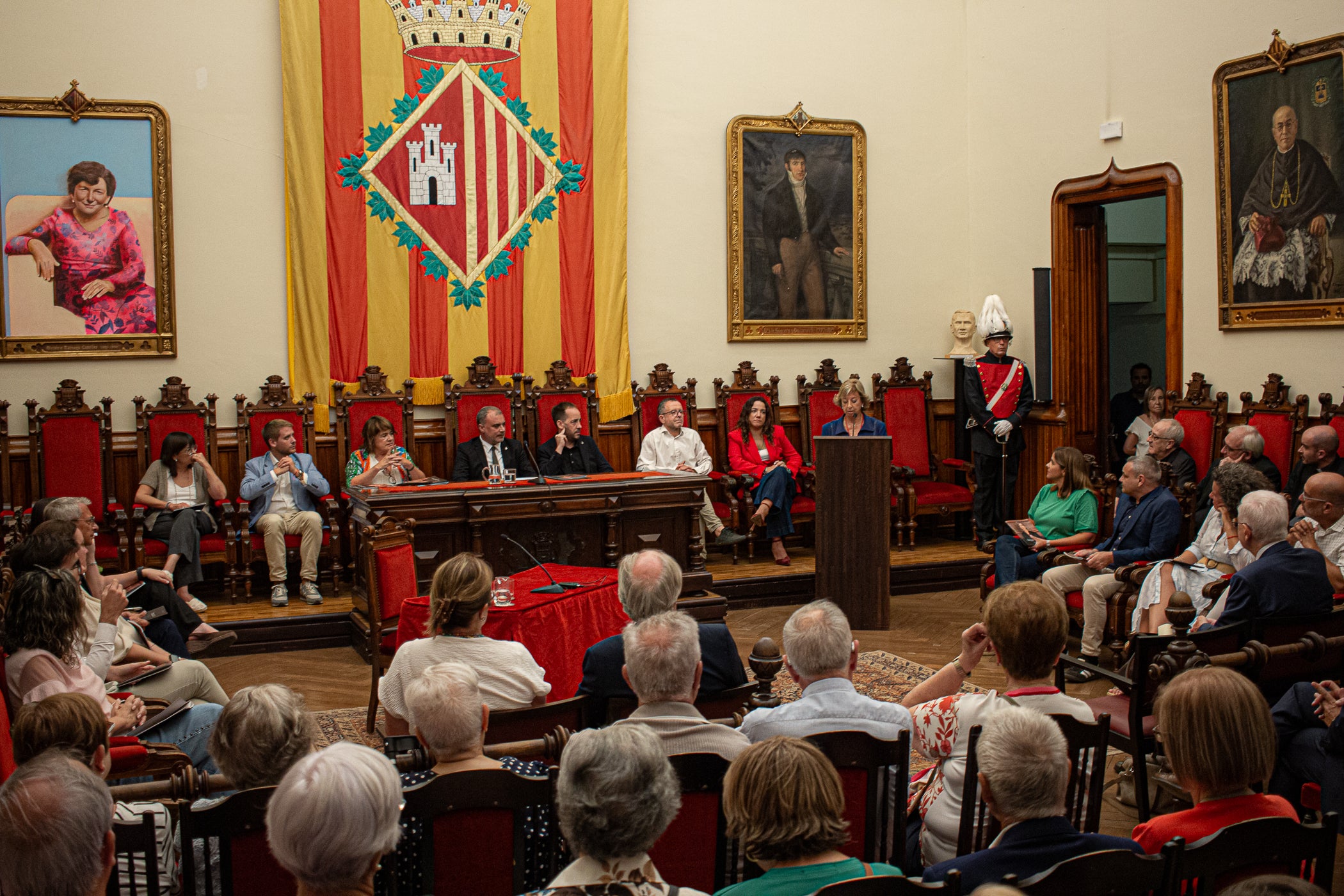 La jurista Maria Vidal Sanahuja va rebre aquest dimarts la Medalla d'Honor de la Ciutat de Terrassa, en un acte institucional al saló de plens de l'Ajuntament, en què se li va reconèixer la seva tasca com a pionera de l'advocacia a Catalunya i l'Estat espanyol. Primera degana dona del Col·legi d'Advocats de Terrassa, entre 1999 i 2006, i presidenta del Consell de l'Advocacia Catalana, entre 2003 i 2004, actualment és consellera del Consell General de l'Advocacia Espanyola, a més de vicepresidenta del Patronat de LaFACT. El degà emèrit de Col·legi d’Advocats terrassenc, Ignasi Puig i Ventalló, en fa fer una glossa abans que l'alcalde, Jordi Ballart, li posés la medalla i Vidal pronunciés un discurs, rodejada d'amics i familiars | Javi González
