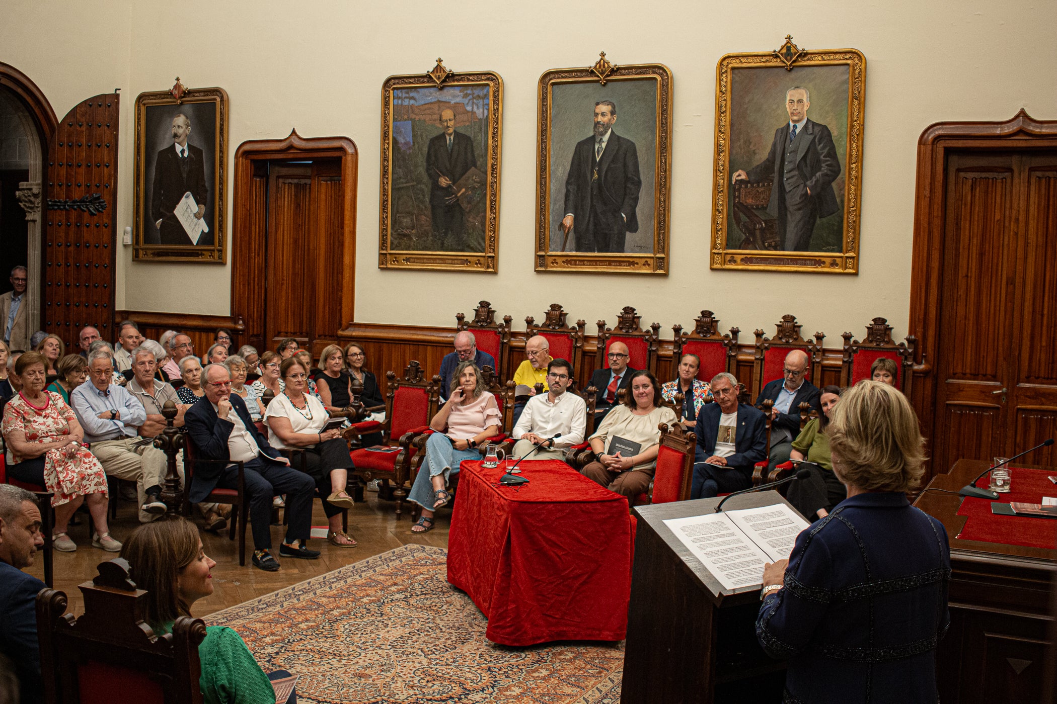La jurista Maria Vidal Sanahuja va rebre aquest dimarts la Medalla d'Honor de la Ciutat de Terrassa, en un acte institucional al saló de plens de l'Ajuntament, en què se li va reconèixer la seva tasca com a pionera de l'advocacia a Catalunya i l'Estat espanyol. Primera degana dona del Col·legi d'Advocats de Terrassa, entre 1999 i 2006, i presidenta del Consell de l'Advocacia Catalana, entre 2003 i 2004, actualment és consellera del Consell General de l'Advocacia Espanyola, a més de vicepresidenta del Patronat de LaFACT. El degà emèrit de Col·legi d’Advocats terrassenc, Ignasi Puig i Ventalló, en fa fer una glossa abans que l'alcalde, Jordi Ballart, li posés la medalla i Vidal pronunciés un discurs, rodejada d'amics i familiars | Javi González