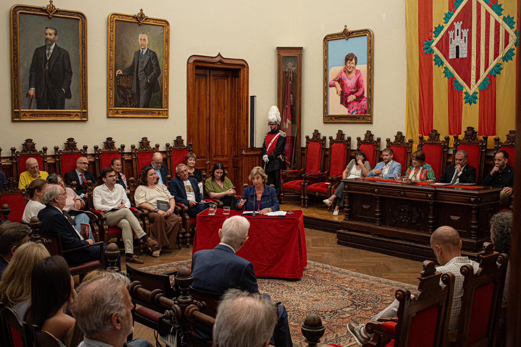 La jurista Maria Vidal Sanahuja va rebre aquest dimarts la Medalla d'Honor de la Ciutat de Terrassa, en un acte institucional al saló de plens de l'Ajuntament, en què se li va reconèixer la seva tasca com a pionera de l'advocacia a Catalunya i l'Estat espanyol. Primera degana dona del Col·legi d'Advocats de Terrassa, entre 1999 i 2006, i presidenta del Consell de l'Advocacia Catalana, entre 2003 i 2004, actualment és consellera del Consell General de l'Advocacia Espanyola, a més de vicepresidenta del Patronat de LaFACT. El degà emèrit de Col·legi d’Advocats terrassenc, Ignasi Puig i Ventalló, en fa fer una glossa abans que l'alcalde, Jordi Ballart, li posés la medalla i Vidal pronunciés un discurs, rodejada d'amics i familiars | Javi González