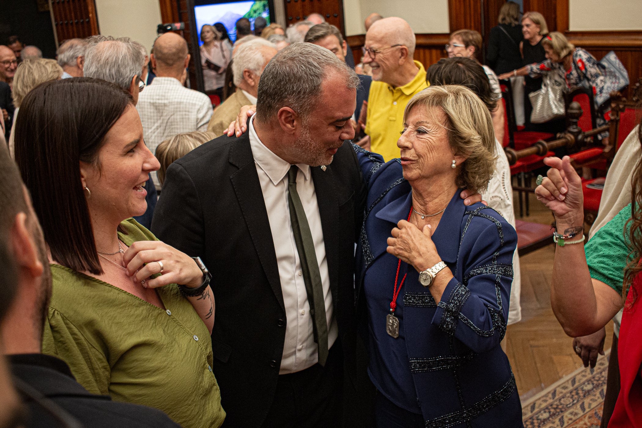 La jurista Maria Vidal Sanahuja va rebre aquest dimarts la Medalla d'Honor de la Ciutat de Terrassa, en un acte institucional al saló de plens de l'Ajuntament, en què se li va reconèixer la seva tasca com a pionera de l'advocacia a Catalunya i l'Estat espanyol. Primera degana dona del Col·legi d'Advocats de Terrassa, entre 1999 i 2006, i presidenta del Consell de l'Advocacia Catalana, entre 2003 i 2004, actualment és consellera del Consell General de l'Advocacia Espanyola, a més de vicepresidenta del Patronat de LaFACT. El degà emèrit de Col·legi d’Advocats terrassenc, Ignasi Puig i Ventalló, en fa fer una glossa abans que l'alcalde, Jordi Ballart, li posés la medalla i Vidal pronunciés un discurs, rodejada d'amics i familiars | Javi González