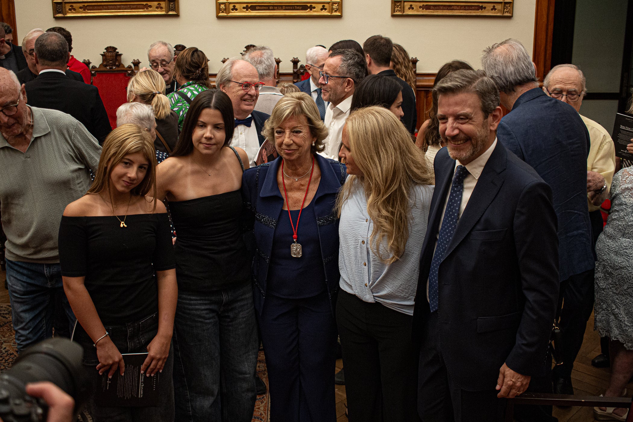 La jurista Maria Vidal Sanahuja va rebre aquest dimarts la Medalla d'Honor de la Ciutat de Terrassa, en un acte institucional al saló de plens de l'Ajuntament, en què se li va reconèixer la seva tasca com a pionera de l'advocacia a Catalunya i l'Estat espanyol. Primera degana dona del Col·legi d'Advocats de Terrassa, entre 1999 i 2006, i presidenta del Consell de l'Advocacia Catalana, entre 2003 i 2004, actualment és consellera del Consell General de l'Advocacia Espanyola, a més de vicepresidenta del Patronat de LaFACT. El degà emèrit de Col·legi d’Advocats terrassenc, Ignasi Puig i Ventalló, en fa fer una glossa abans que l'alcalde, Jordi Ballart, li posés la medalla i Vidal pronunciés un discurs, rodejada d'amics i familiars | Javi González