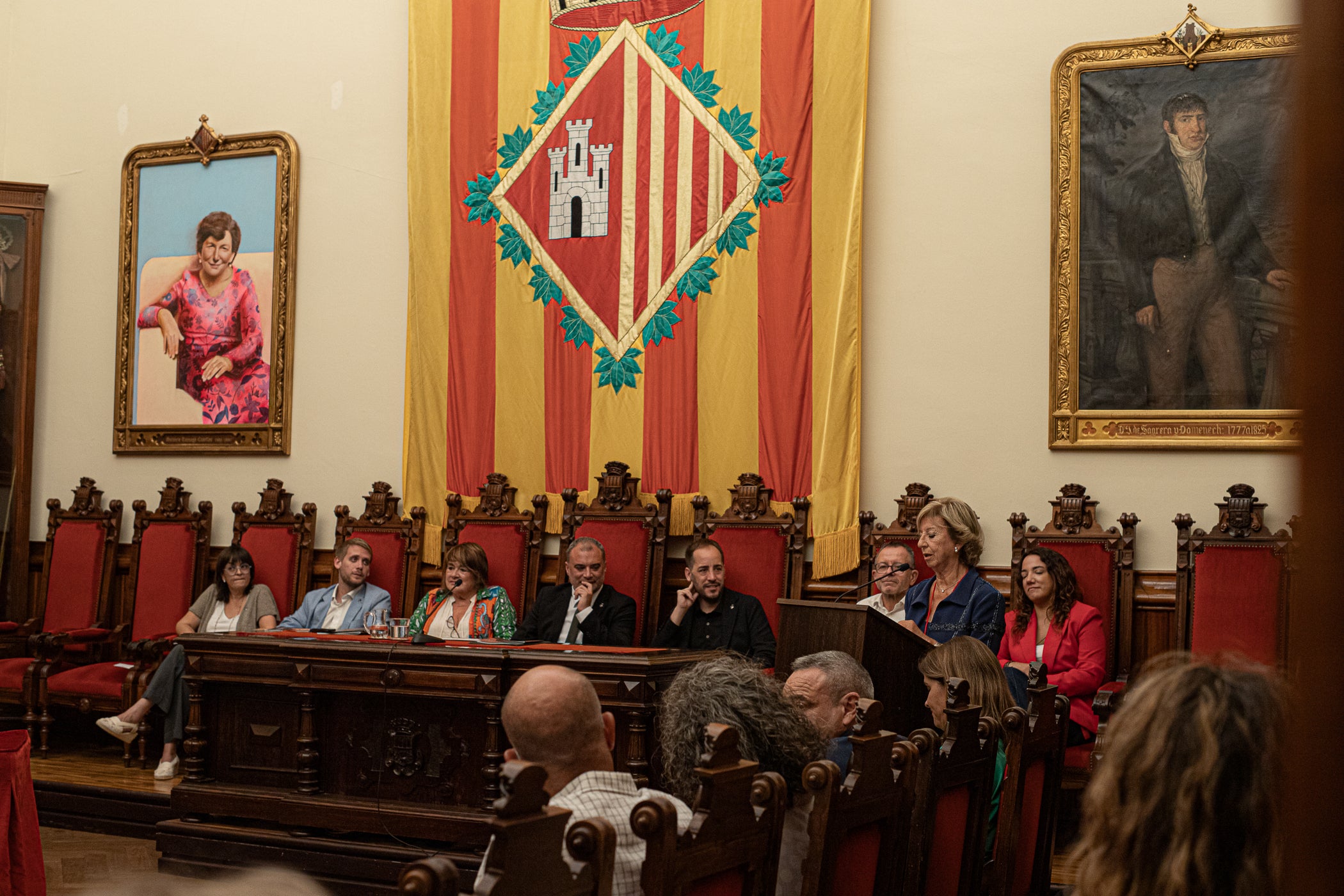 La jurista Maria Vidal Sanahuja va rebre aquest dimarts la Medalla d'Honor de la Ciutat de Terrassa, en un acte institucional al saló de plens de l'Ajuntament, en què se li va reconèixer la seva tasca com a pionera de l'advocacia a Catalunya i l'Estat espanyol. Primera degana dona del Col·legi d'Advocats de Terrassa, entre 1999 i 2006, i presidenta del Consell de l'Advocacia Catalana, entre 2003 i 2004, actualment és consellera del Consell General de l'Advocacia Espanyola, a més de vicepresidenta del Patronat de LaFACT. El degà emèrit de Col·legi d’Advocats terrassenc, Ignasi Puig i Ventalló, en fa fer una glossa abans que l'alcalde, Jordi Ballart, li posés la medalla i Vidal pronunciés un discurs, rodejada d'amics i familiars | Javi González