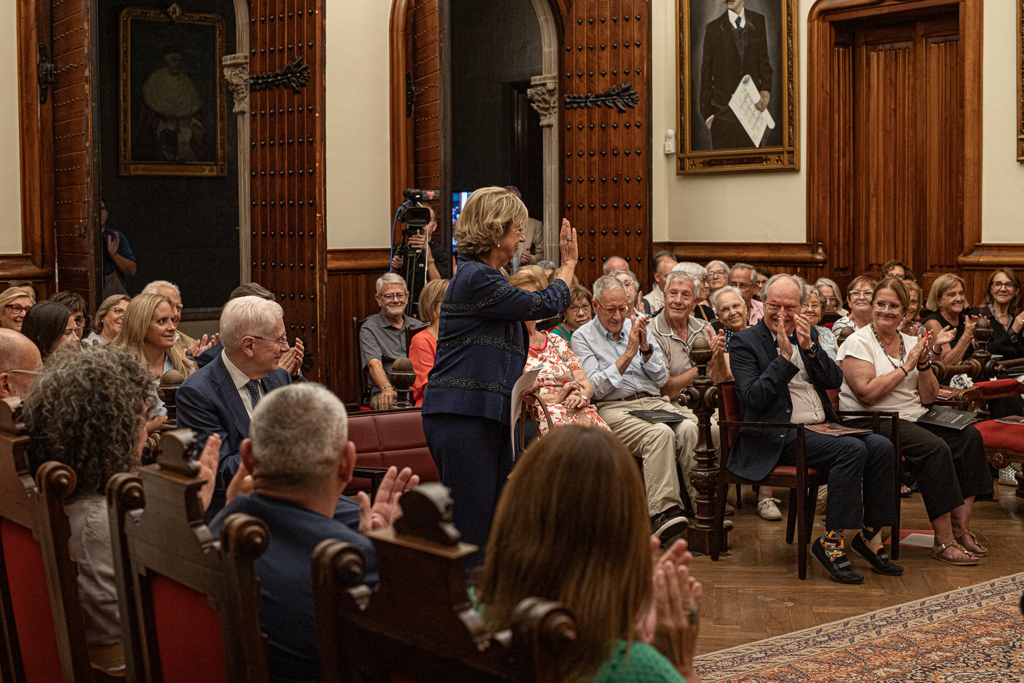 La jurista Maria Vidal Sanahuja va rebre aquest dimarts la Medalla d'Honor de la Ciutat de Terrassa, en un acte institucional al saló de plens de l'Ajuntament, en què se li va reconèixer la seva tasca com a pionera de l'advocacia a Catalunya i l'Estat espanyol. Primera degana dona del Col·legi d'Advocats de Terrassa, entre 1999 i 2006, i presidenta del Consell de l'Advocacia Catalana, entre 2003 i 2004, actualment és consellera del Consell General de l'Advocacia Espanyola, a més de vicepresidenta del Patronat de LaFACT. El degà emèrit de Col·legi d’Advocats terrassenc, Ignasi Puig i Ventalló, en fa fer una glossa abans que l'alcalde, Jordi Ballart, li posés la medalla i Vidal pronunciés un discurs, rodejada d'amics i familiars | Javi González