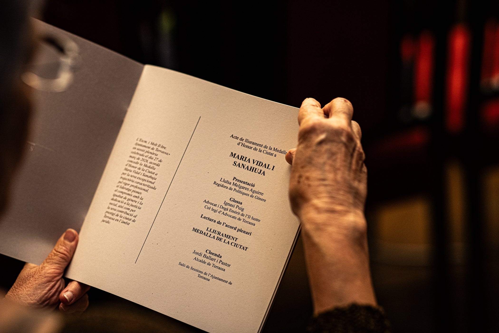 La jurista Maria Vidal Sanahuja va rebre aquest dimarts la Medalla d'Honor de la Ciutat de Terrassa, en un acte institucional al saló de plens de l'Ajuntament, en què se li va reconèixer la seva tasca com a pionera de l'advocacia a Catalunya i l'Estat espanyol. Primera degana dona del Col·legi d'Advocats de Terrassa, entre 1999 i 2006, i presidenta del Consell de l'Advocacia Catalana, entre 2003 i 2004, actualment és consellera del Consell General de l'Advocacia Espanyola, a més de vicepresidenta del Patronat de LaFACT. El degà emèrit de Col·legi d’Advocats terrassenc, Ignasi Puig i Ventalló, en fa fer una glossa abans que l'alcalde, Jordi Ballart, li posés la medalla i Vidal pronunciés un discurs, rodejada d'amics i familiars | Javi González