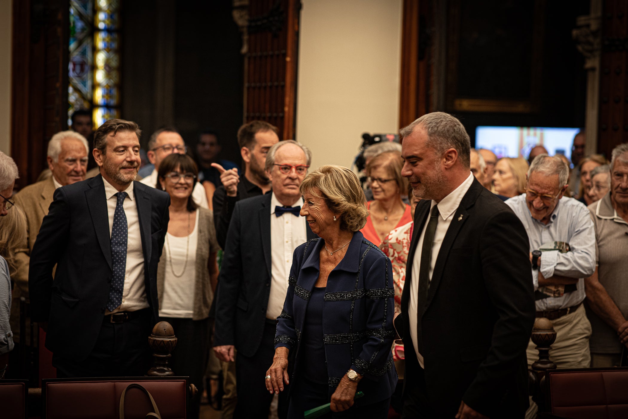 La jurista Maria Vidal Sanahuja va rebre aquest dimarts la Medalla d'Honor de la Ciutat de Terrassa, en un acte institucional al saló de plens de l'Ajuntament, en què se li va reconèixer la seva tasca com a pionera de l'advocacia a Catalunya i l'Estat espanyol. Primera degana dona del Col·legi d'Advocats de Terrassa, entre 1999 i 2006, i presidenta del Consell de l'Advocacia Catalana, entre 2003 i 2004, actualment és consellera del Consell General de l'Advocacia Espanyola, a més de vicepresidenta del Patronat de LaFACT. El degà emèrit de Col·legi d’Advocats terrassenc, Ignasi Puig i Ventalló, en fa fer una glossa abans que l'alcalde, Jordi Ballart, li posés la medalla i Vidal pronunciés un discurs, rodejada d'amics i familiars | Javi González