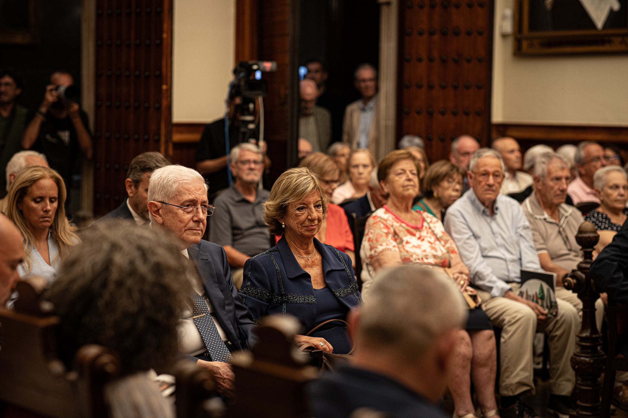 La jurista Maria Vidal Sanahuja va rebre aquest dimarts la Medalla d'Honor de la Ciutat de Terrassa, en un acte institucional al saló de plens de l'Ajuntament, en què se li va reconèixer la seva tasca com a pionera de l'advocacia a Catalunya i l'Estat espanyol. Primera degana dona del Col·legi d'Advocats de Terrassa, entre 1999 i 2006, i presidenta del Consell de l'Advocacia Catalana, entre 2003 i 2004, actualment és consellera del Consell General de l'Advocacia Espanyola, a més de vicepresidenta del Patronat de LaFACT. El degà emèrit de Col·legi d’Advocats terrassenc, Ignasi Puig i Ventalló, en fa fer una glossa abans que l'alcalde, Jordi Ballart, li posés la medalla i Vidal pronunciés un discurs, rodejada d'amics i familiars | Javi González