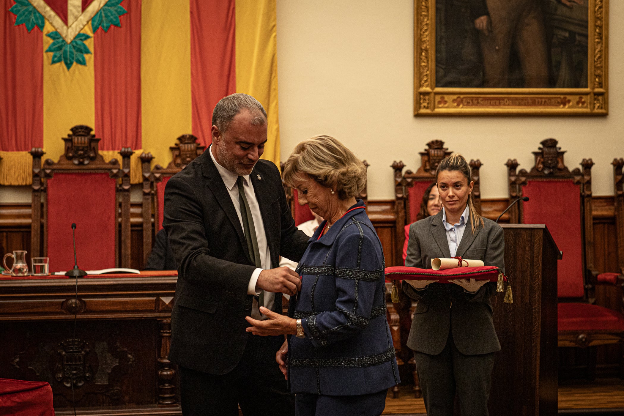 La jurista Maria Vidal Sanahuja va rebre aquest dimarts la Medalla d'Honor de la Ciutat de Terrassa, en un acte institucional al saló de plens de l'Ajuntament, en què se li va reconèixer la seva tasca com a pionera de l'advocacia a Catalunya i l'Estat espanyol. Primera degana dona del Col·legi d'Advocats de Terrassa, entre 1999 i 2006, i presidenta del Consell de l'Advocacia Catalana, entre 2003 i 2004, actualment és consellera del Consell General de l'Advocacia Espanyola, a més de vicepresidenta del Patronat de LaFACT. El degà emèrit de Col·legi d’Advocats terrassenc, Ignasi Puig i Ventalló, en fa fer una glossa abans que l'alcalde, Jordi Ballart, li posés la medalla i Vidal pronunciés un discurs, rodejada d'amics i familiars | Javi González