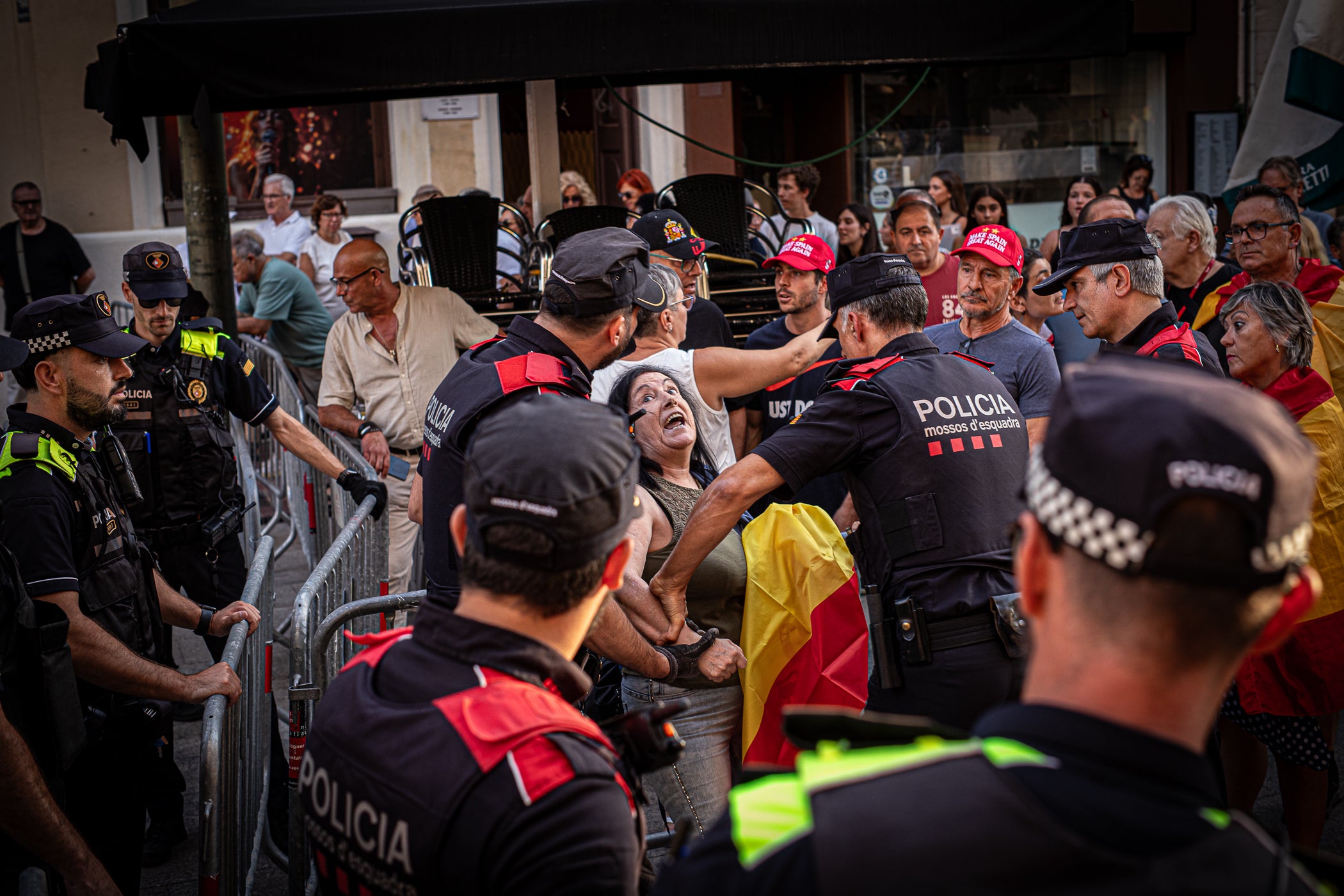 El Raval de Montserrat ha acollit aquest dimecres, dia 2 de setembre, una doble concentració amb Ceuta com a protagonista. Per una banda, hi havia “Por Ceuta, Unidos por España”, una iniciativa sorgida des de les xarxes socials i secundada per partits com PP i VOX, que vol donar suport al municipi en aquests moments de crisi migratòria. Mentre que com a rèplica, des de la Unitat Contra el Feixisme i el Racisme havien demanat a la ciutadania omplir l'espai amb una Jam musical contra la intolerància. Com era inevitable, les dues s'han acabat trobant, i això ha provocat alguns moments de tensió, però la forta presència policial ha impedit que la cosa anés a més, tot i que els crits a banda i banda s'han fet sentir. Des dels antifeixistes s’ha denunciat públicament la presència de banderes i simbologia racista i la seva impunitat per exhibir-la.