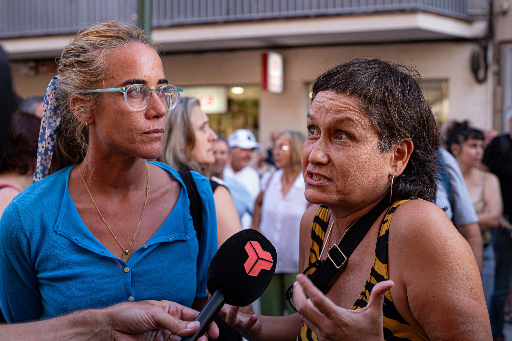 El Raval de Montserrat ha acollit aquest dimecres, dia 2 de setembre, una doble concentració amb Ceuta com a protagonista. Per una banda, hi havia “Por Ceuta, Unidos por España”, una iniciativa sorgida des de les xarxes socials i secundada per partits com PP i VOX, que vol donar suport al municipi en aquests moments de crisi migratòria. Mentre que com a rèplica, des de la Unitat Contra el Feixisme i el Racisme havien demanat a la ciutadania omplir l'espai amb una Jam musical contra la intolerància. Com era inevitable, les dues s'han acabat trobant, i això ha provocat alguns moments de tensió, però la forta presència policial ha impedit que la cosa anés a més, tot i que els crits a banda i banda s'han fet sentir. Des dels antifeixistes s’ha denunciat públicament la presència de banderes i simbologia racista i la seva impunitat per exhibir-la.