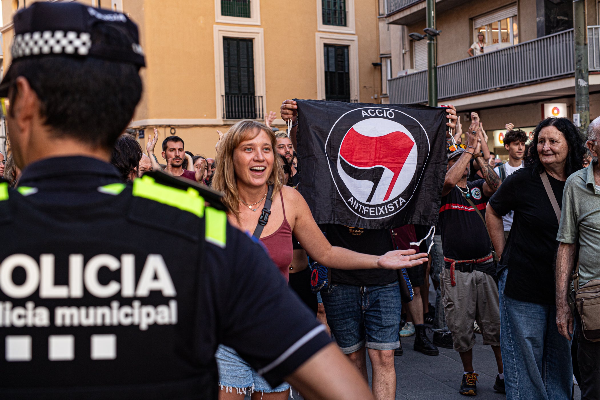 El Raval de Montserrat ha acollit aquest dimecres, dia 2 de setembre, una doble concentració amb Ceuta com a protagonista. Per una banda, hi havia “Por Ceuta, Unidos por España”, una iniciativa sorgida des de les xarxes socials i secundada per partits com PP i VOX, que vol donar suport al municipi en aquests moments de crisi migratòria. Mentre que com a rèplica, des de la Unitat Contra el Feixisme i el Racisme havien demanat a la ciutadania omplir l'espai amb una Jam musical contra la intolerància. Com era inevitable, les dues s'han acabat trobant, i això ha provocat alguns moments de tensió, però la forta presència policial ha impedit que la cosa anés a més, tot i que els crits a banda i banda s'han fet sentir. Des dels antifeixistes s’ha denunciat públicament la presència de banderes i simbologia racista i la seva impunitat per exhibir-la.