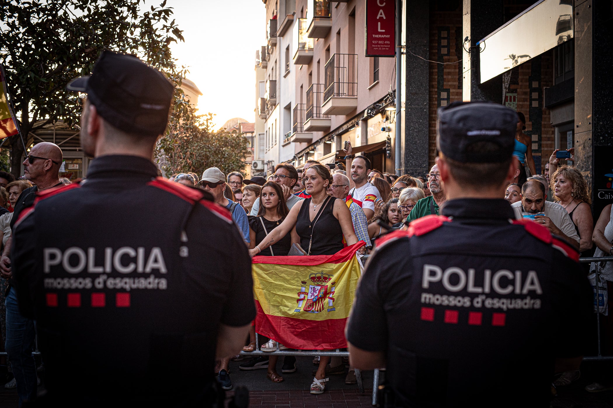 El Raval de Montserrat ha acollit aquest dimecres, dia 2 de setembre, una doble concentració amb Ceuta com a protagonista. Per una banda, hi havia “Por Ceuta, Unidos por España”, una iniciativa sorgida des de les xarxes socials i secundada per partits com PP i VOX, que vol donar suport al municipi en aquests moments de crisi migratòria. Mentre que com a rèplica, des de la Unitat Contra el Feixisme i el Racisme havien demanat a la ciutadania omplir l'espai amb una Jam musical contra la intolerància. Com era inevitable, les dues s'han acabat trobant, i això ha provocat alguns moments de tensió, però la forta presència policial ha impedit que la cosa anés a més, tot i que els crits a banda i banda s'han fet sentir. Des dels antifeixistes s’ha denunciat públicament la presència de banderes i simbologia racista i la seva impunitat per exhibir-la.