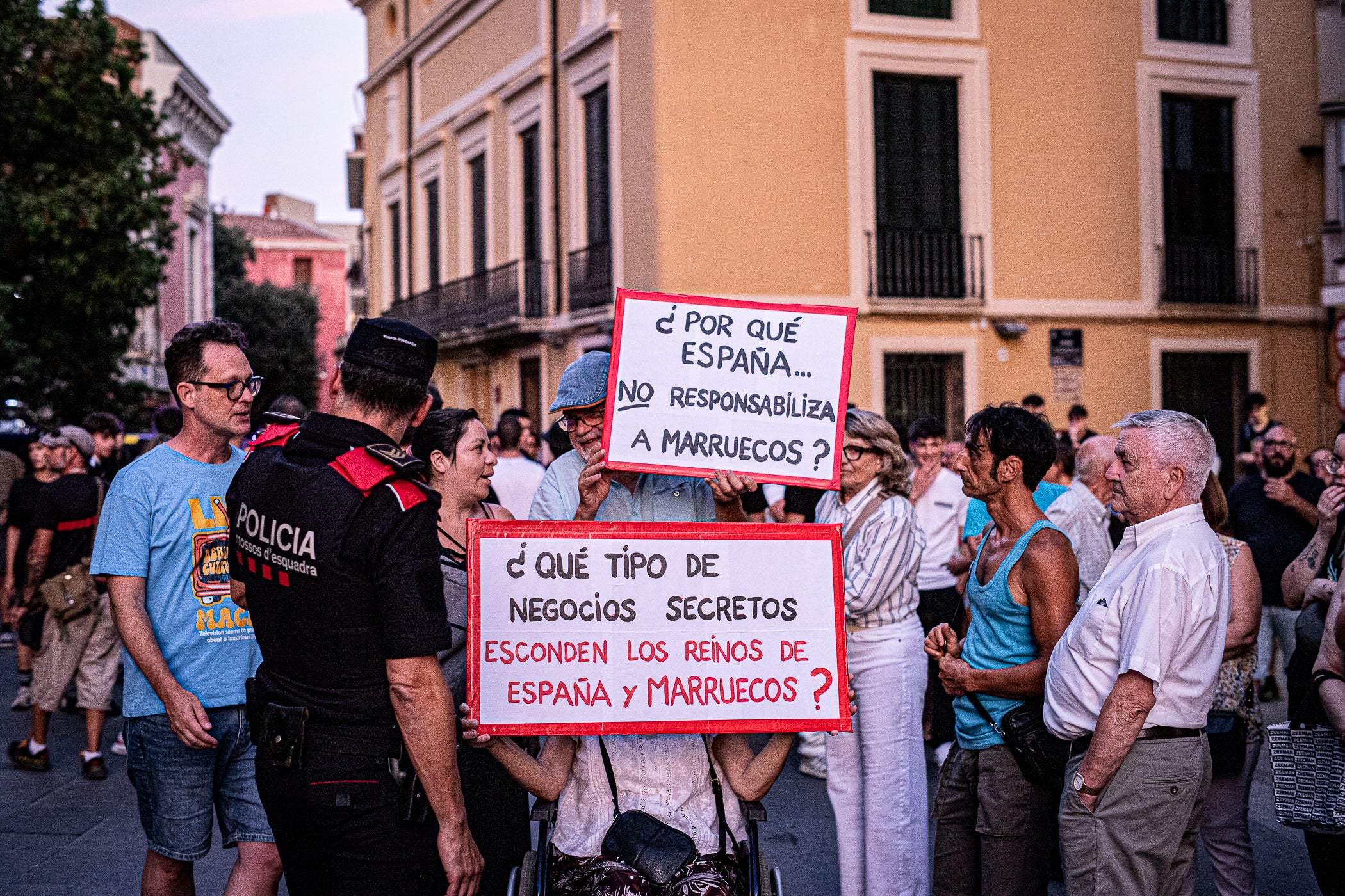 El Raval de Montserrat ha acollit aquest dimecres, dia 2 de setembre, una doble concentració amb Ceuta com a protagonista. Per una banda, hi havia “Por Ceuta, Unidos por España”, una iniciativa sorgida des de les xarxes socials i secundada per partits com PP i VOX, que vol donar suport al municipi en aquests moments de crisi migratòria. Mentre que com a rèplica, des de la Unitat Contra el Feixisme i el Racisme havien demanat a la ciutadania omplir l'espai amb una Jam musical contra la intolerància. Com era inevitable, les dues s'han acabat trobant, i això ha provocat alguns moments de tensió, però la forta presència policial ha impedit que la cosa anés a més, tot i que els crits a banda i banda s'han fet sentir. Des dels antifeixistes s’ha denunciat públicament la presència de banderes i simbologia racista i la seva impunitat per exhibir-la.