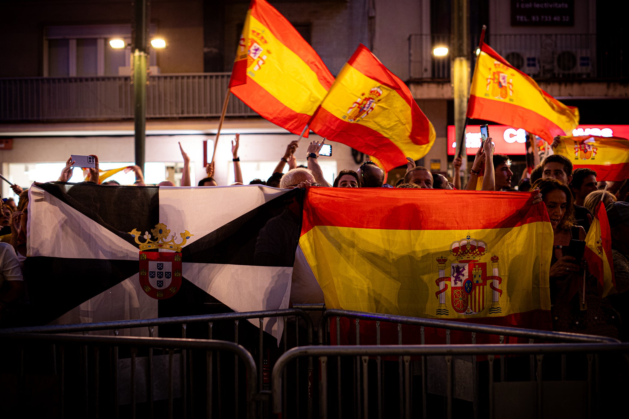 El Raval de Montserrat ha acollit aquest dimecres, dia 2 de setembre, una doble concentració amb Ceuta com a protagonista. Per una banda, hi havia “Por Ceuta, Unidos por España”, una iniciativa sorgida des de les xarxes socials i secundada per partits com PP i VOX, que vol donar suport al municipi en aquests moments de crisi migratòria. Mentre que com a rèplica, des de la Unitat Contra el Feixisme i el Racisme havien demanat a la ciutadania omplir l'espai amb una Jam musical contra la intolerància. Com era inevitable, les dues s'han acabat trobant, i això ha provocat alguns moments de tensió, però la forta presència policial ha impedit que la cosa anés a més, tot i que els crits a banda i banda s'han fet sentir. Des dels antifeixistes s’ha denunciat públicament la presència de banderes i simbologia racista i la seva impunitat per exhibir-la.