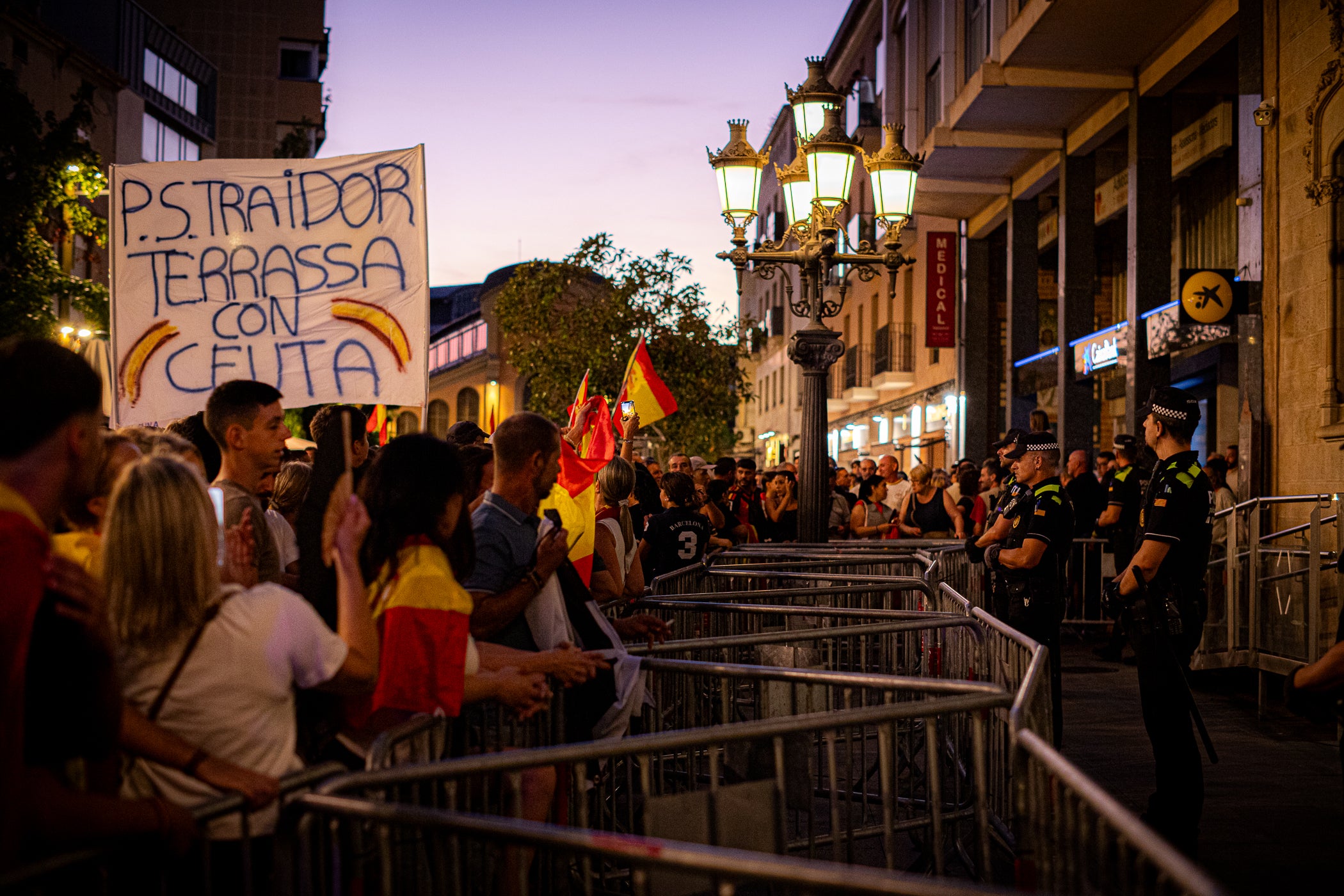 El Raval de Montserrat ha acollit aquest dimecres, dia 2 de setembre, una doble concentració amb Ceuta com a protagonista. Per una banda, hi havia “Por Ceuta, Unidos por España”, una iniciativa sorgida des de les xarxes socials i secundada per partits com PP i VOX, que vol donar suport al municipi en aquests moments de crisi migratòria. Mentre que com a rèplica, des de la Unitat Contra el Feixisme i el Racisme havien demanat a la ciutadania omplir l'espai amb una Jam musical contra la intolerància. Com era inevitable, les dues s'han acabat trobant, i això ha provocat alguns moments de tensió, però la forta presència policial ha impedit que la cosa anés a més, tot i que els crits a banda i banda s'han fet sentir. Des dels antifeixistes s’ha denunciat públicament la presència de banderes i simbologia racista i la seva impunitat per exhibir-la.