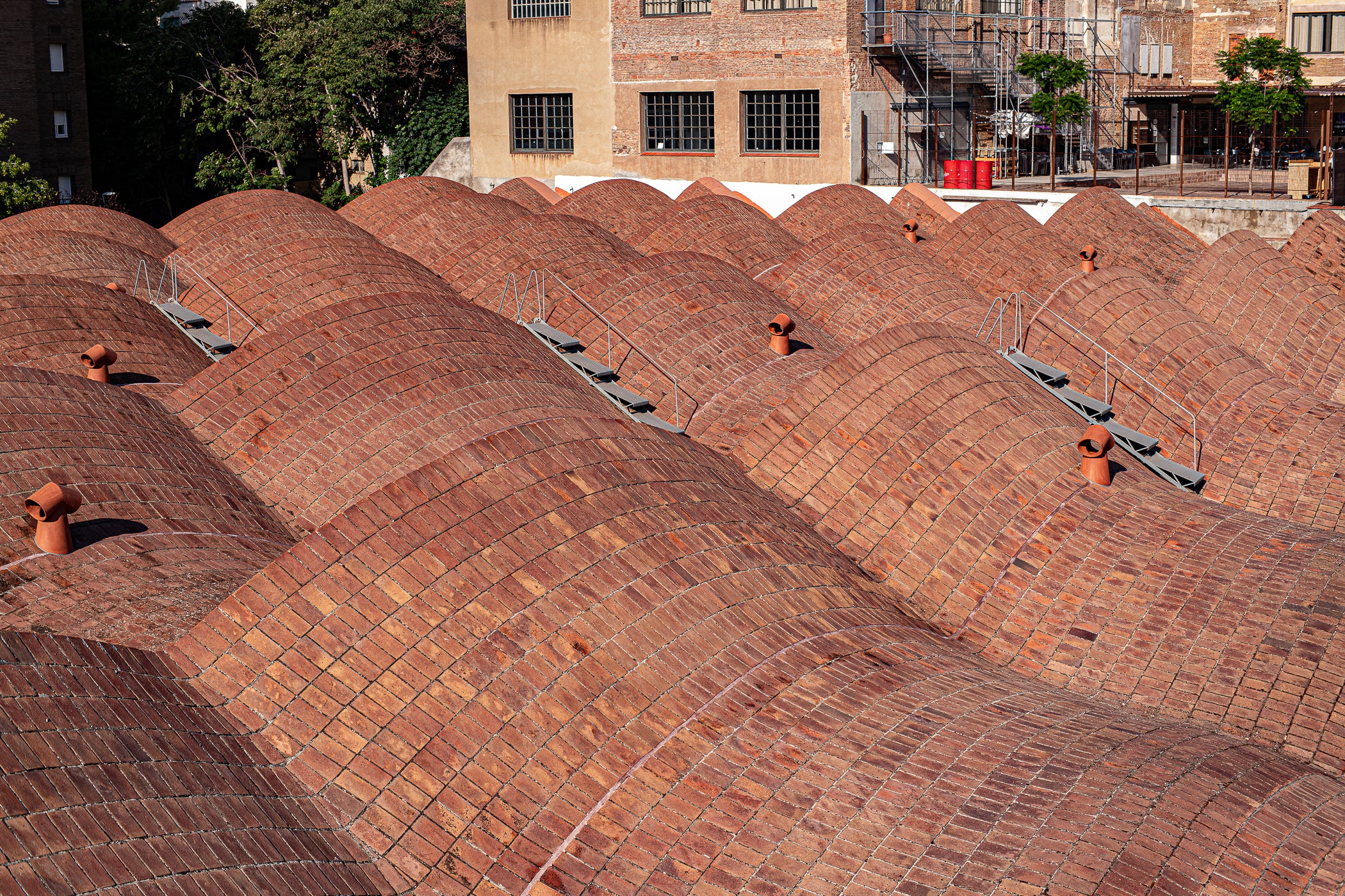 El Museu Nacional de la Ciència i la Tècnica de Catalunya, amb seu Terrassa, ha reobert les seves portes després d'11 mesos tancat per executar importants obres de millora en la climatització i l'eficiència energètica. L'acte, conduït per la periodista cultural Adriana Díaz, ha comptat amb la presència de la consellera de Cultura, Sònia Hernández, l'alcalde de Terrassa, Jordi Ballart, i el director del MNACTEC, Albert Tulleuda. A banda dels parlaments, els assistents també han gaudit d'un breu recital de theremin i piano, a càrrec de Quim Bertran i Anatoli Serra, i amb un aixecament conjunt de pilars dels Minyons de Terrassa i els Castellers de Terrassa al pati històric del museu | Javi González