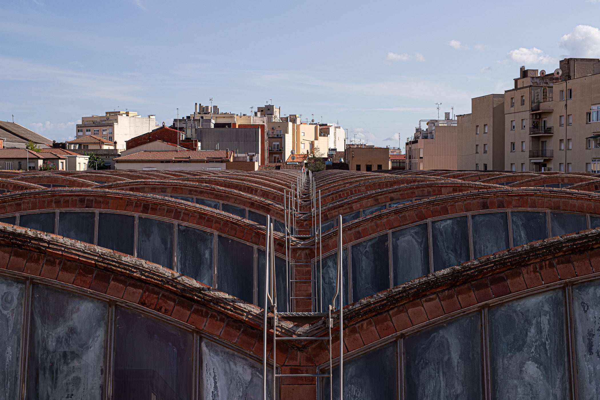 El Museu Nacional de la Ciència i la Tècnica de Catalunya, amb seu Terrassa, ha reobert les seves portes després d'11 mesos tancat per executar importants obres de millora en la climatització i l'eficiència energètica. L'acte, conduït per la periodista cultural Adriana Díaz, ha comptat amb la presència de la consellera de Cultura, Sònia Hernández, l'alcalde de Terrassa, Jordi Ballart, i el director del MNACTEC, Albert Tulleuda. A banda dels parlaments, els assistents també han gaudit d'un breu recital de theremin i piano, a càrrec de Quim Bertran i Anatoli Serra, i amb un aixecament conjunt de pilars dels Minyons de Terrassa i els Castellers de Terrassa al pati històric del museu | Javi González
