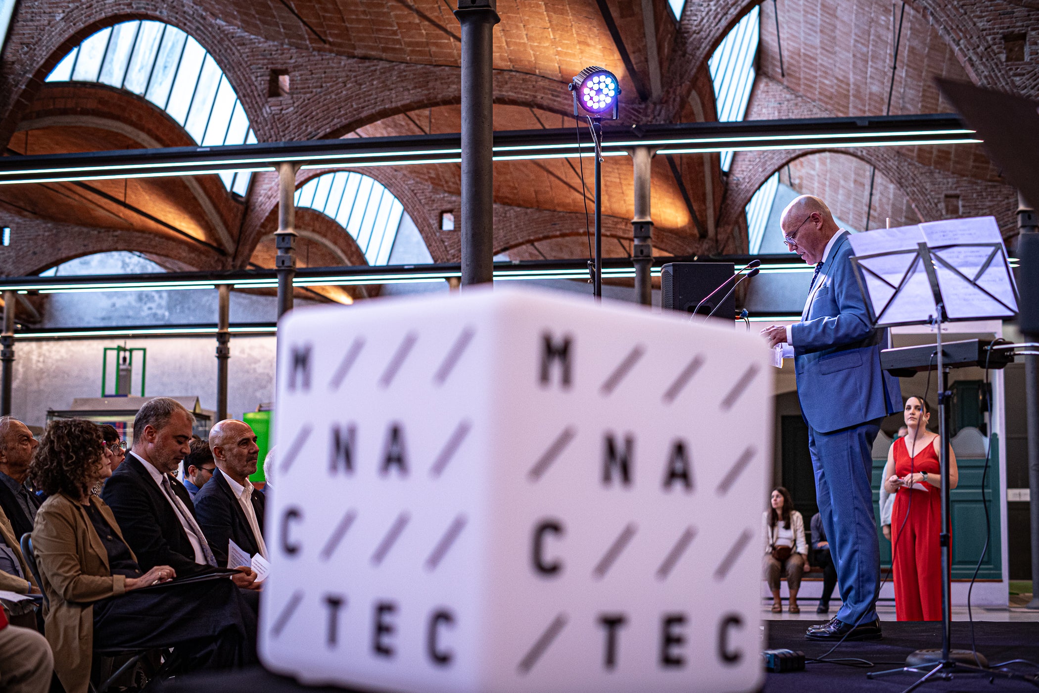 El Museu Nacional de la Ciència i la Tècnica de Catalunya, amb seu Terrassa, ha reobert les seves portes després d'11 mesos tancat per executar importants obres de millora en la climatització i l'eficiència energètica. L'acte, conduït per la periodista cultural Adriana Díaz, ha comptat amb la presència de la consellera de Cultura, Sònia Hernández, l'alcalde de Terrassa, Jordi Ballart, i el director del MNACTEC, Albert Tulleuda. A banda dels parlaments, els assistents també han gaudit d'un breu recital de theremin i piano, a càrrec de Quim Bertran i Anatoli Serra, i amb un aixecament conjunt de pilars dels Minyons de Terrassa i els Castellers de Terrassa al pati històric del museu | Javi González