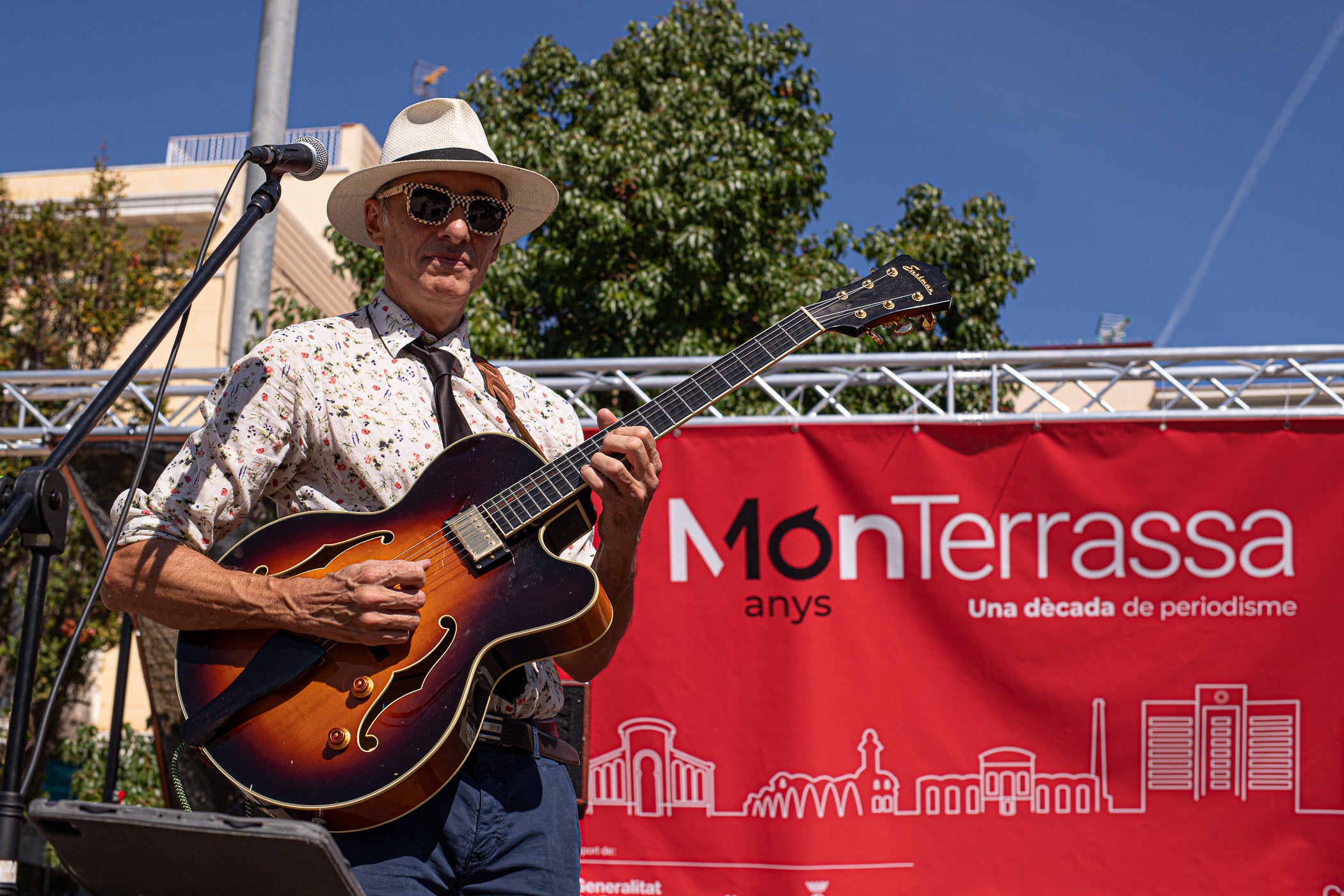 El mitjà digital MónTerrassa ha celebrat una gran festa pels seus 10 anys d'existència. L'acte, que ha tingut lloc aquest dissabte dia 19 de setembre a la plaça Progrés, ha comptat amb l'actuació musical d'Axel Davis Duo i una degustació dels vermuts de Dos Déus, Antich i 3 Setmanes Blanc i Negre. A més, també ha gaudit de la destacada presència del president del Parlament de Catalunya, Josep Rull, i de l'alcalde de Terrassa, Jordi Ballart. Els assistents també s'han pogut emportar un exemplar de la primera edició de la revista de MónTerrassa, a més d'una bossa i un punt de llibre fets exclusivament per celebrar els 10 anys | Javi González