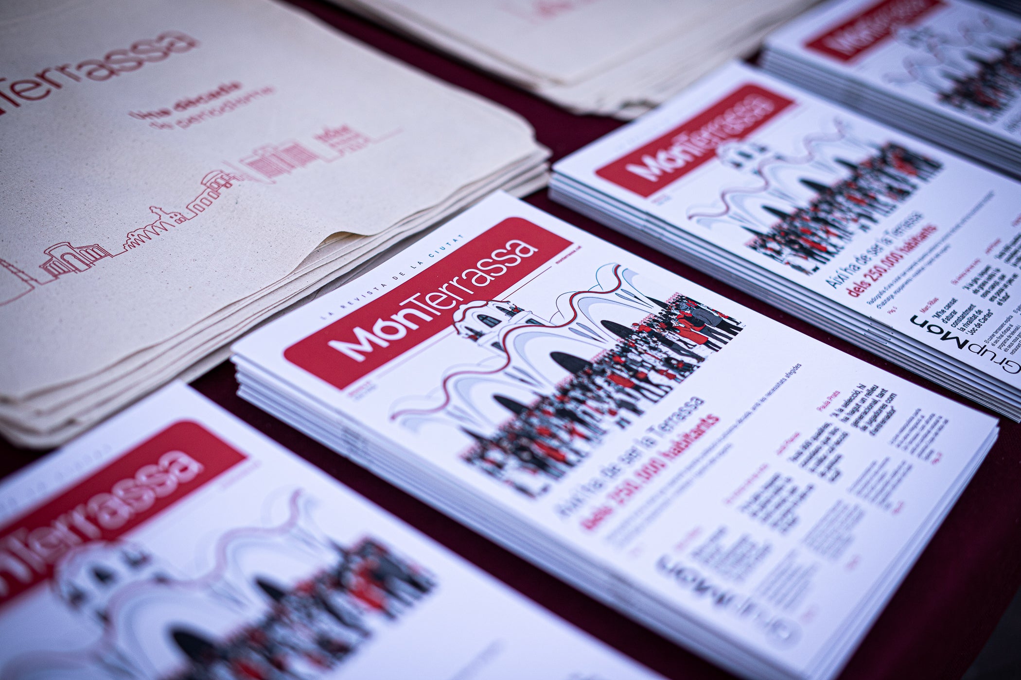 El mitjà digital MónTerrassa ha celebrat una gran festa pels seus 10 anys d'existència. L'acte, que ha tingut lloc aquest dissabte dia 19 de setembre a la plaça Progrés, ha comptat amb l'actuació musical d'Axel Davis Duo i una degustació dels vermuts de Dos Déus, Antich i 3 Setmanes Blanc i Negre. A més, també ha gaudit de la destacada presència del president del Parlament de Catalunya, Josep Rull, i de l'alcalde de Terrassa, Jordi Ballart. Els assistents també s'han pogut emportar un exemplar de la primera edició de la revista de MónTerrassa, a més d'una bossa i un punt de llibre fets exclusivament per celebrar els 10 anys | Javi González
