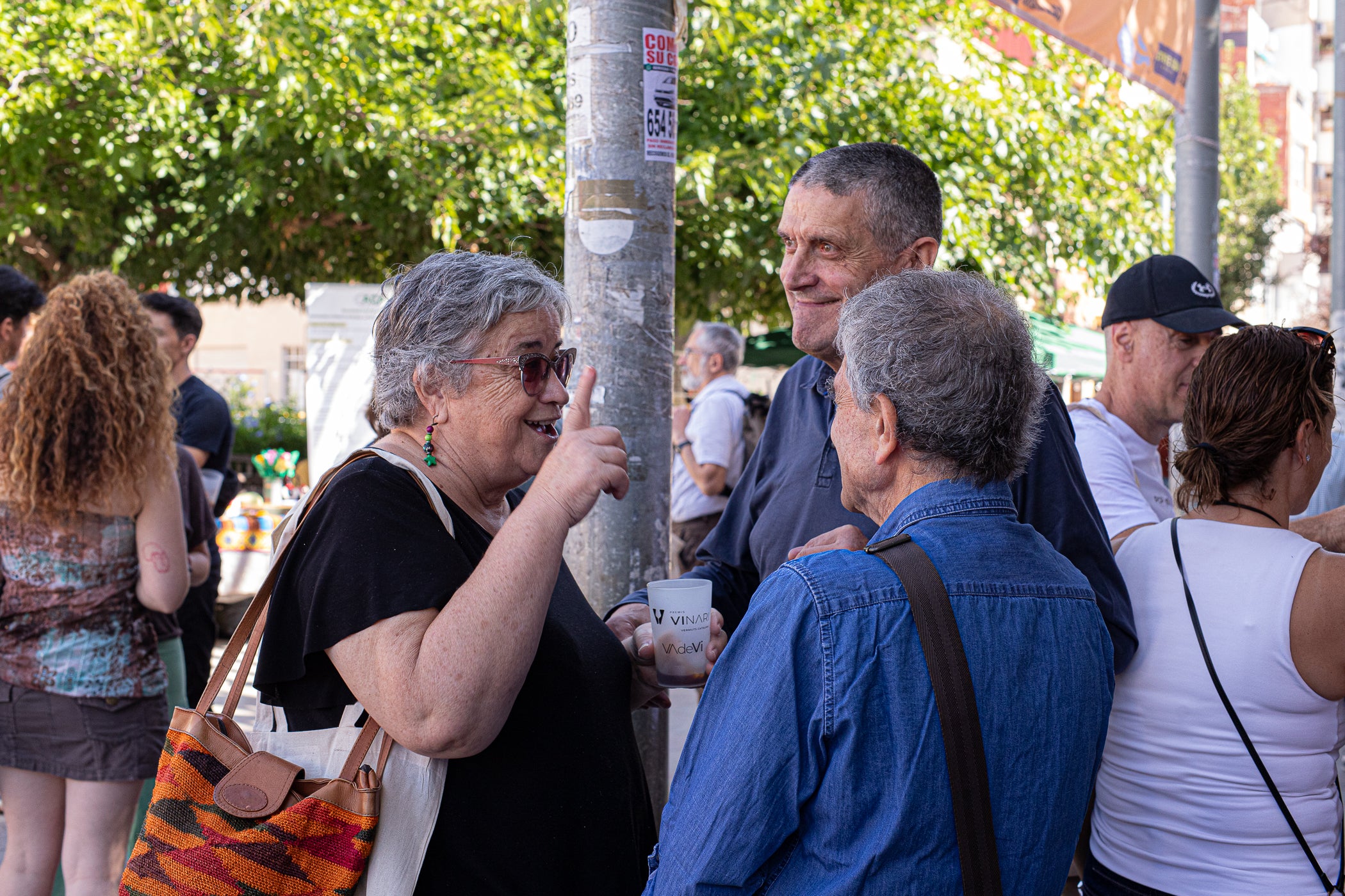 El mitjà digital MónTerrassa ha celebrat una gran festa pels seus 10 anys d'existència. L'acte, que ha tingut lloc aquest dissabte dia 19 de setembre a la plaça Progrés, ha comptat amb l'actuació musical d'Axel Davis Duo i una degustació dels vermuts de Dos Déus, Antich i 3 Setmanes Blanc i Negre. A més, també ha gaudit de la destacada presència del president del Parlament de Catalunya, Josep Rull, i de l'alcalde de Terrassa, Jordi Ballart. Els assistents també s'han pogut emportar un exemplar de la primera edició de la revista de MónTerrassa, a més d'una bossa i un punt de llibre fets exclusivament per celebrar els 10 anys | Javi González