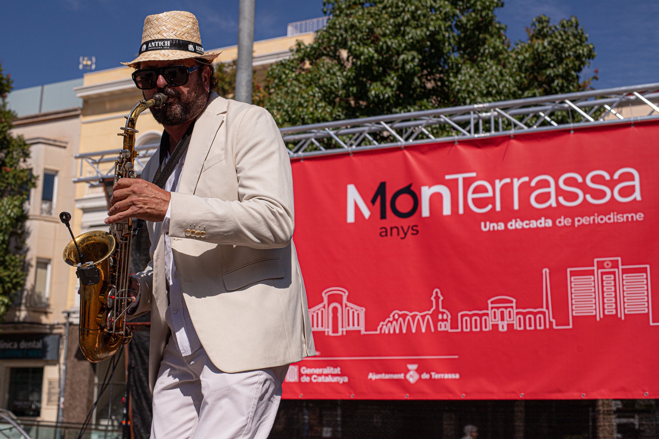El mitjà digital MónTerrassa ha celebrat una gran festa pels seus 10 anys d'existència. L'acte, que ha tingut lloc aquest dissabte dia 19 de setembre a la plaça Progrés, ha comptat amb l'actuació musical d'Axel Davis Duo i una degustació dels vermuts de Dos Déus, Antich i 3 Setmanes Blanc i Negre. A més, també ha gaudit de la destacada presència del president del Parlament de Catalunya, Josep Rull, i de l'alcalde de Terrassa, Jordi Ballart. Els assistents també s'han pogut emportar un exemplar de la primera edició de la revista de MónTerrassa, a més d'una bossa i un punt de llibre fets exclusivament per celebrar els 10 anys | Javi González