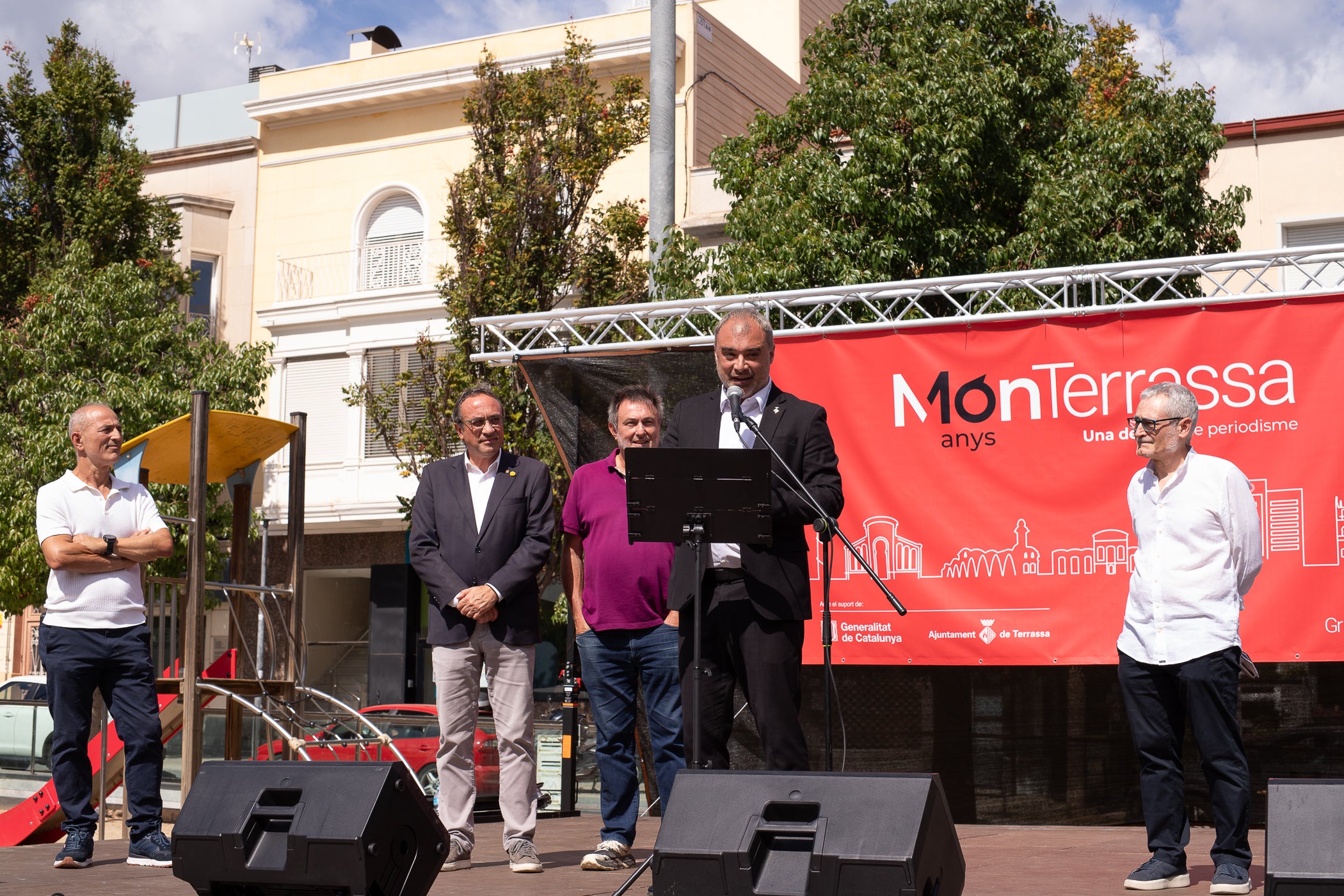 El mitjà digital MónTerrassa ha celebrat una gran festa pels seus 10 anys d'existència. L'acte, que ha tingut lloc aquest dissabte dia 19 de setembre a la plaça Progrés, ha comptat amb l'actuació musical d'Axel Davis Duo i una degustació dels vermuts de Dos Déus, Antich i 3 Setmanes Blanc i Negre. A més, també ha gaudit de la destacada presència del president del Parlament de Catalunya, Josep Rull, i de l'alcalde de Terrassa, Jordi Ballart. Els assistents també s'han pogut emportar un exemplar de la primera edició de la revista de MónTerrassa, a més d'una bossa i un punt de llibre fets exclusivament per celebrar els 10 anys | Javi González
