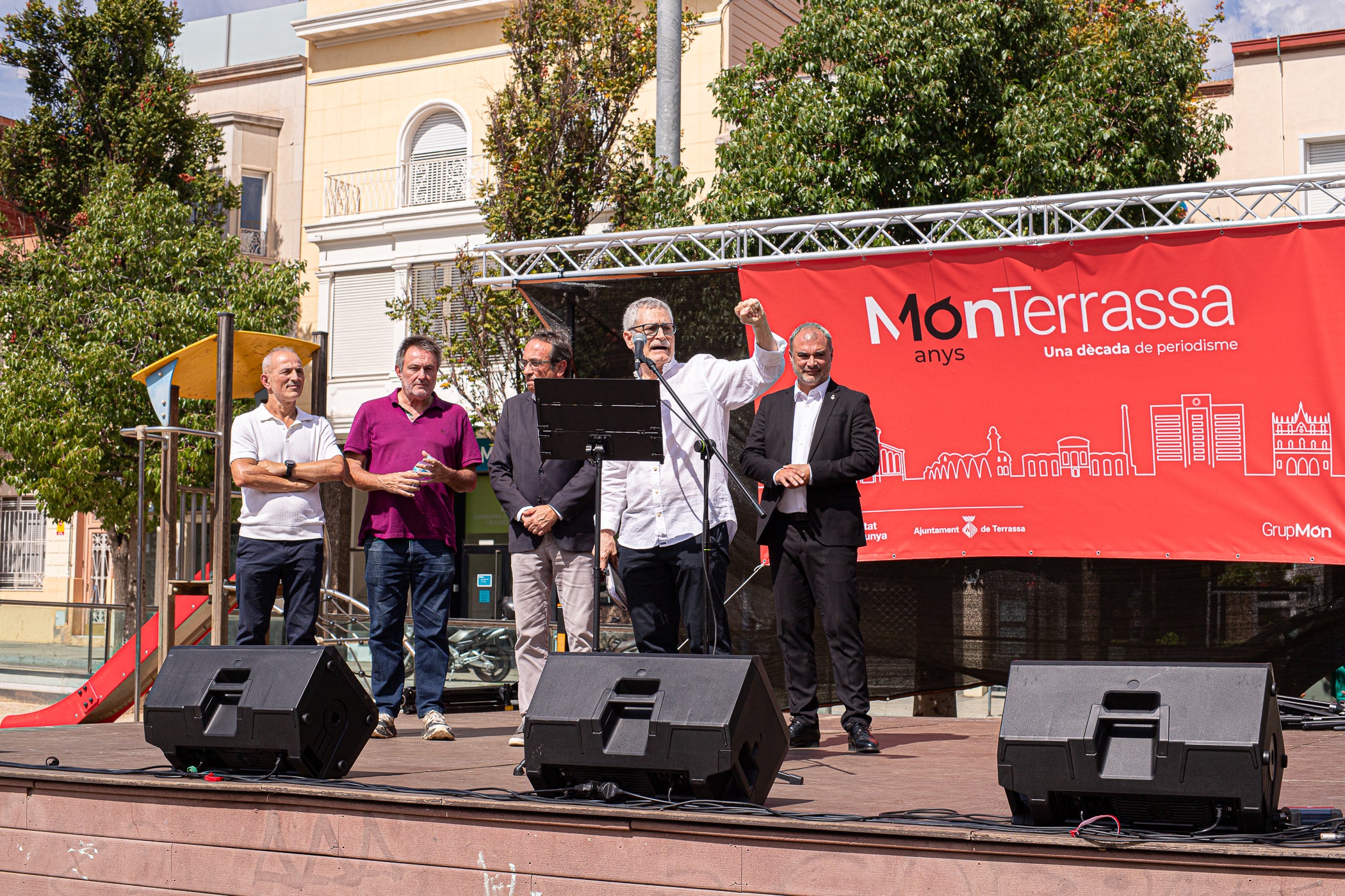 El mitjà digital MónTerrassa ha celebrat una gran festa pels seus 10 anys d'existència. L'acte, que ha tingut lloc aquest dissabte dia 19 de setembre a la plaça Progrés, ha comptat amb l'actuació musical d'Axel Davis Duo i una degustació dels vermuts de Dos Déus, Antich i 3 Setmanes Blanc i Negre. A més, també ha gaudit de la destacada presència del president del Parlament de Catalunya, Josep Rull, i de l'alcalde de Terrassa, Jordi Ballart. Els assistents també s'han pogut emportar un exemplar de la primera edició de la revista de MónTerrassa, a més d'una bossa i un punt de llibre fets exclusivament per celebrar els 10 anys | Javi González