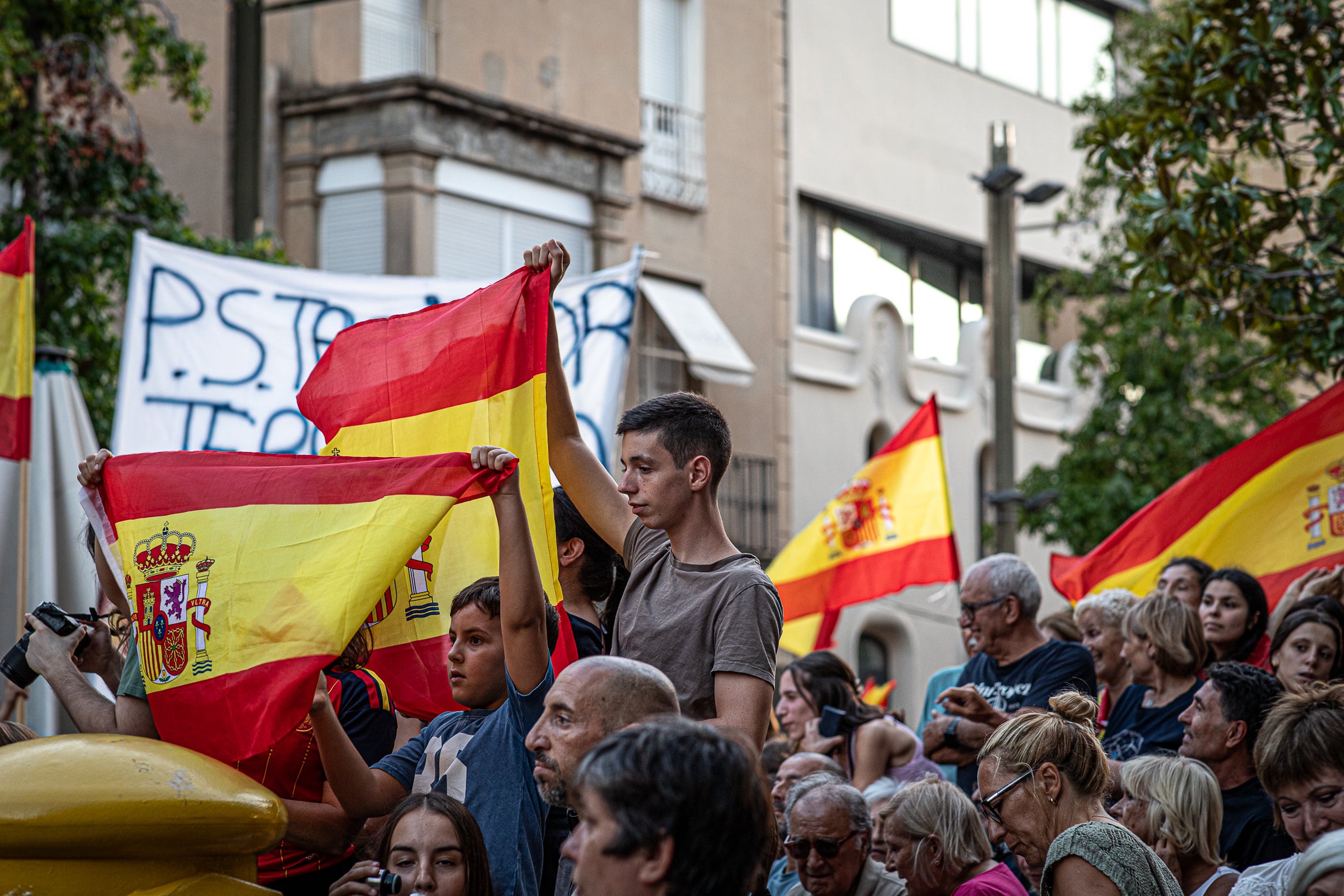 El Raval de Montserrat ha acollit aquest dimecres, dia 2 de setembre, una doble concentració amb Ceuta com a protagonista. Per una banda, hi havia “Por Ceuta, Unidos por España”, una iniciativa sorgida des de les xarxes socials i secundada per partits com PP i VOX, que vol donar suport al municipi en aquests moments de crisi migratòria. Mentre que com a rèplica, des de la Unitat Contra el Feixisme i el Racisme havien demanat a la ciutadania omplir l'espai amb una Jam musical contra la intolerància. Com era inevitable, les dues s'han acabat trobant, i això ha provocat alguns moments de tensió, però la forta presència policial ha impedit que la cosa anés a més, tot i que els crits a banda i banda s'han fet sentir. Des dels antifeixistes s’ha denunciat públicament la presència de banderes i simbologia racista i la seva impunitat per exhibir-la.