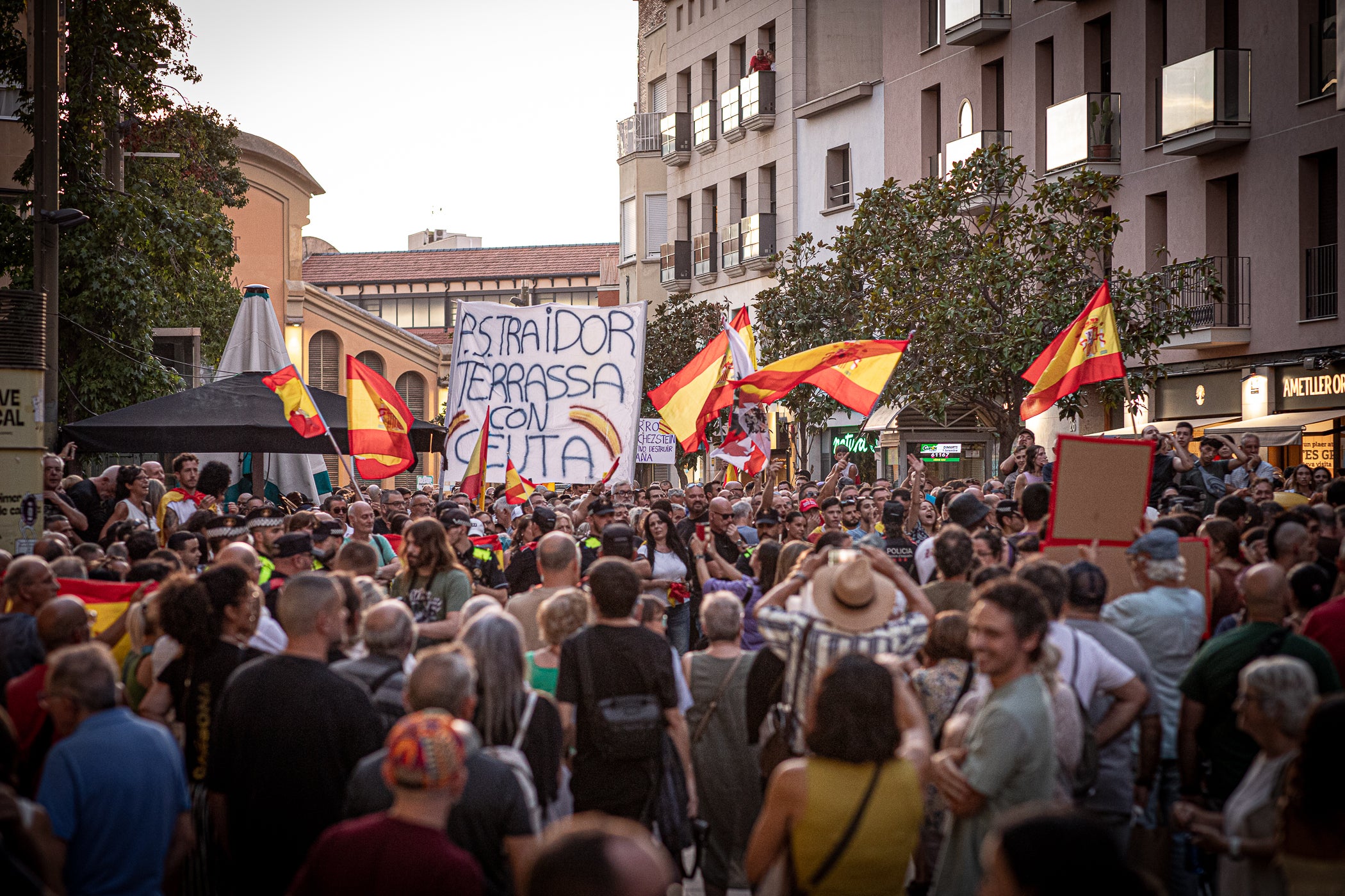 El Raval de Montserrat ha acollit aquest dimecres, dia 2 de setembre, una doble concentració amb Ceuta com a protagonista. Per una banda, hi havia “Por Ceuta, Unidos por España”, una iniciativa sorgida des de les xarxes socials i secundada per partits com PP i VOX, que vol donar suport al municipi en aquests moments de crisi migratòria. Mentre que com a rèplica, des de la Unitat Contra el Feixisme i el Racisme havien demanat a la ciutadania omplir l'espai amb una Jam musical contra la intolerància. Com era inevitable, les dues s'han acabat trobant, i això ha provocat alguns moments de tensió, però la forta presència policial ha impedit que la cosa anés a més, tot i que els crits a banda i banda s'han fet sentir. Des dels antifeixistes s’ha denunciat públicament la presència de banderes i simbologia racista i la seva impunitat per exhibir-la.