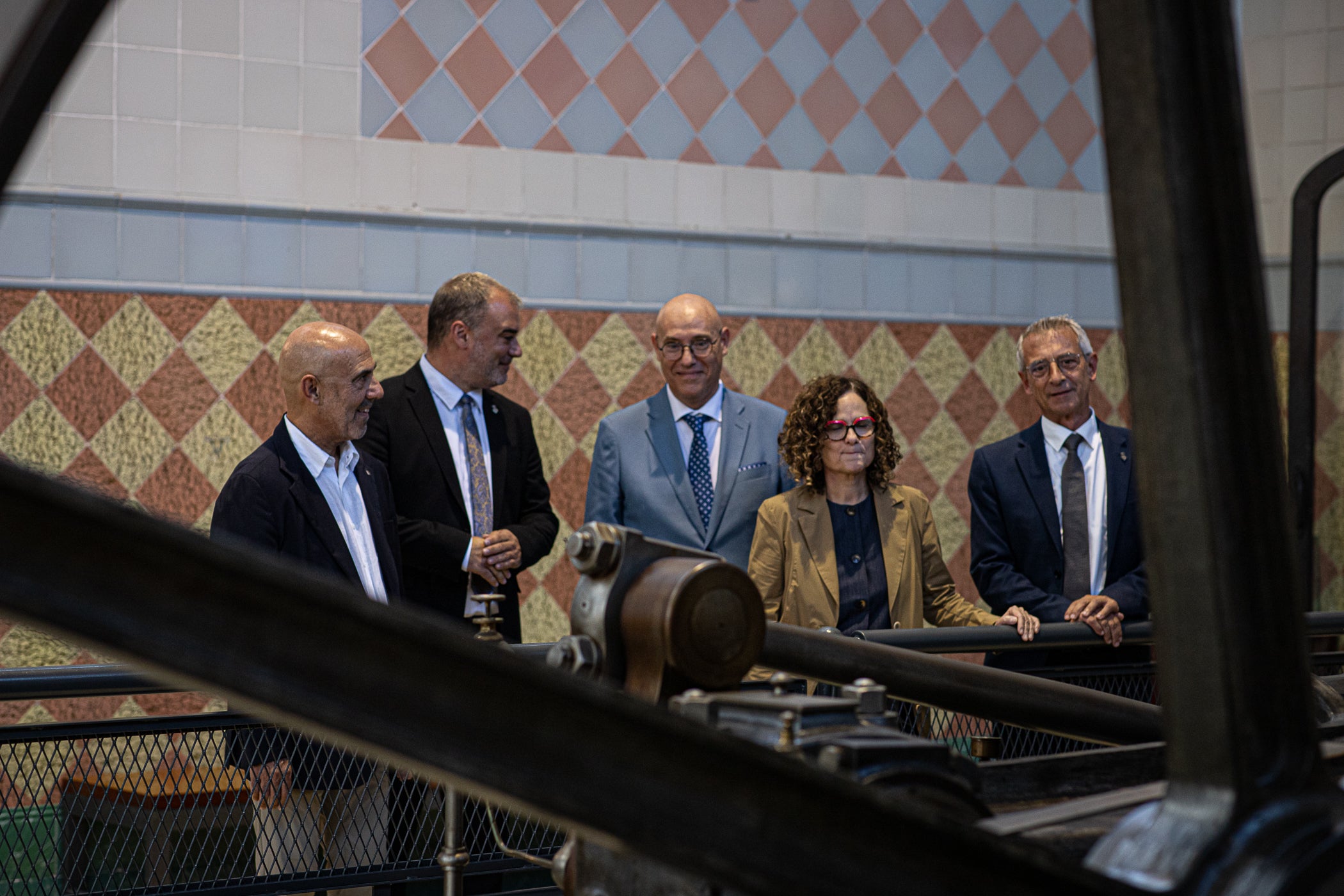 El Museu Nacional de la Ciència i la Tècnica de Catalunya, amb seu Terrassa, ha reobert les seves portes després d'11 mesos tancat per executar importants obres de millora en la climatització i l'eficiència energètica. L'acte, conduït per la periodista cultural Adriana Díaz, ha comptat amb la presència de la consellera de Cultura, Sònia Hernández, l'alcalde de Terrassa, Jordi Ballart, i el director del MNACTEC, Albert Tulleuda. A banda dels parlaments, els assistents també han gaudit d'un breu recital de theremin i piano, a càrrec de Quim Bertran i Anatoli Serra, i amb un aixecament conjunt de pilars dels Minyons de Terrassa i els Castellers de Terrassa al pati històric del museu | Javi González