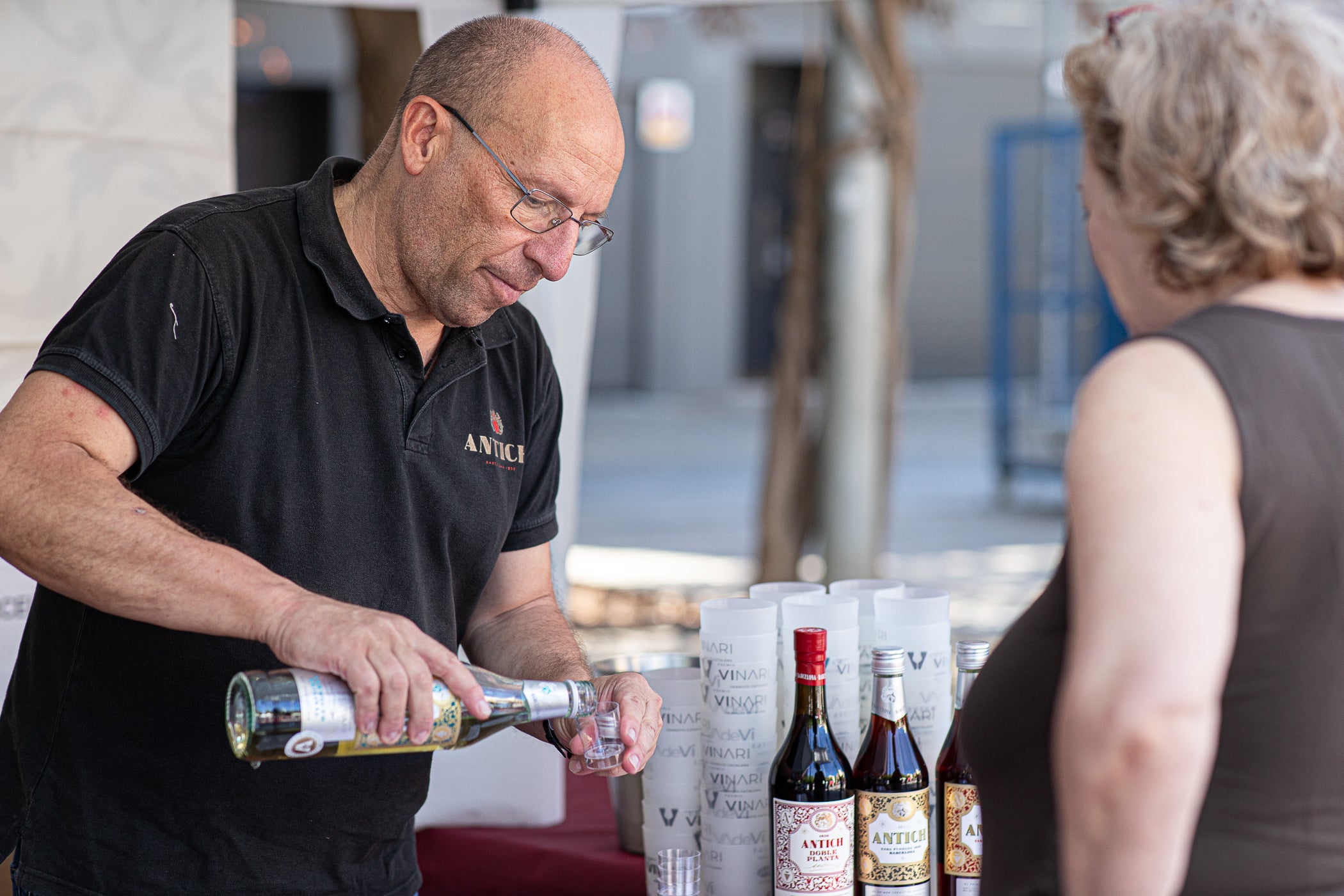El mitjà digital MónTerrassa ha celebrat una gran festa pels seus 10 anys d'existència. L'acte, que ha tingut lloc aquest dissabte dia 19 de setembre a la plaça Progrés, ha comptat amb l'actuació musical d'Axel Davis Duo i una degustació dels vermuts de Dos Déus, Antich i 3 Setmanes Blanc i Negre. A més, també ha gaudit de la destacada presència del president del Parlament de Catalunya, Josep Rull, i de l'alcalde de Terrassa, Jordi Ballart. Els assistents també s'han pogut emportar un exemplar de la primera edició de la revista de MónTerrassa, a més d'una bossa i un punt de llibre fets exclusivament per celebrar els 10 anys | Javi González
