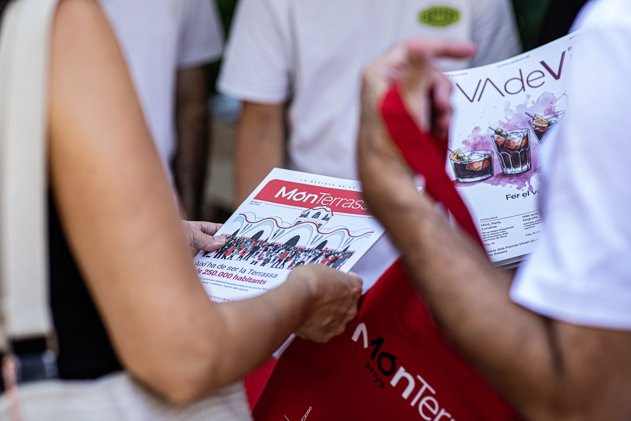 El mitjà digital MónTerrassa ha celebrat una gran festa pels seus 10 anys d'existència. L'acte, que ha tingut lloc aquest dissabte dia 19 de setembre a la plaça Progrés, ha comptat amb l'actuació musical d'Axel Davis Duo i una degustació dels vermuts de Dos Déus, Antich i 3 Setmanes Blanc i Negre. A més, també ha gaudit de la destacada presència del president del Parlament de Catalunya, Josep Rull, i de l'alcalde de Terrassa, Jordi Ballart. Els assistents també s'han pogut emportar un exemplar de la primera edició de la revista de MónTerrassa, a més d'una bossa i un punt de llibre fets exclusivament per celebrar els 10 anys | Javi González