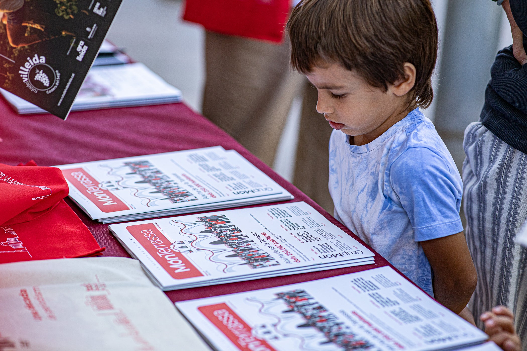 El mitjà digital MónTerrassa ha celebrat una gran festa pels seus 10 anys d'existència. L'acte, que ha tingut lloc aquest dissabte dia 19 de setembre a la plaça Progrés, ha comptat amb l'actuació musical d'Axel Davis Duo i una degustació dels vermuts de Dos Déus, Antich i 3 Setmanes Blanc i Negre. A més, també ha gaudit de la destacada presència del president del Parlament de Catalunya, Josep Rull, i de l'alcalde de Terrassa, Jordi Ballart. Els assistents també s'han pogut emportar un exemplar de la primera edició de la revista de MónTerrassa, a més d'una bossa i un punt de llibre fets exclusivament per celebrar els 10 anys | Javi González