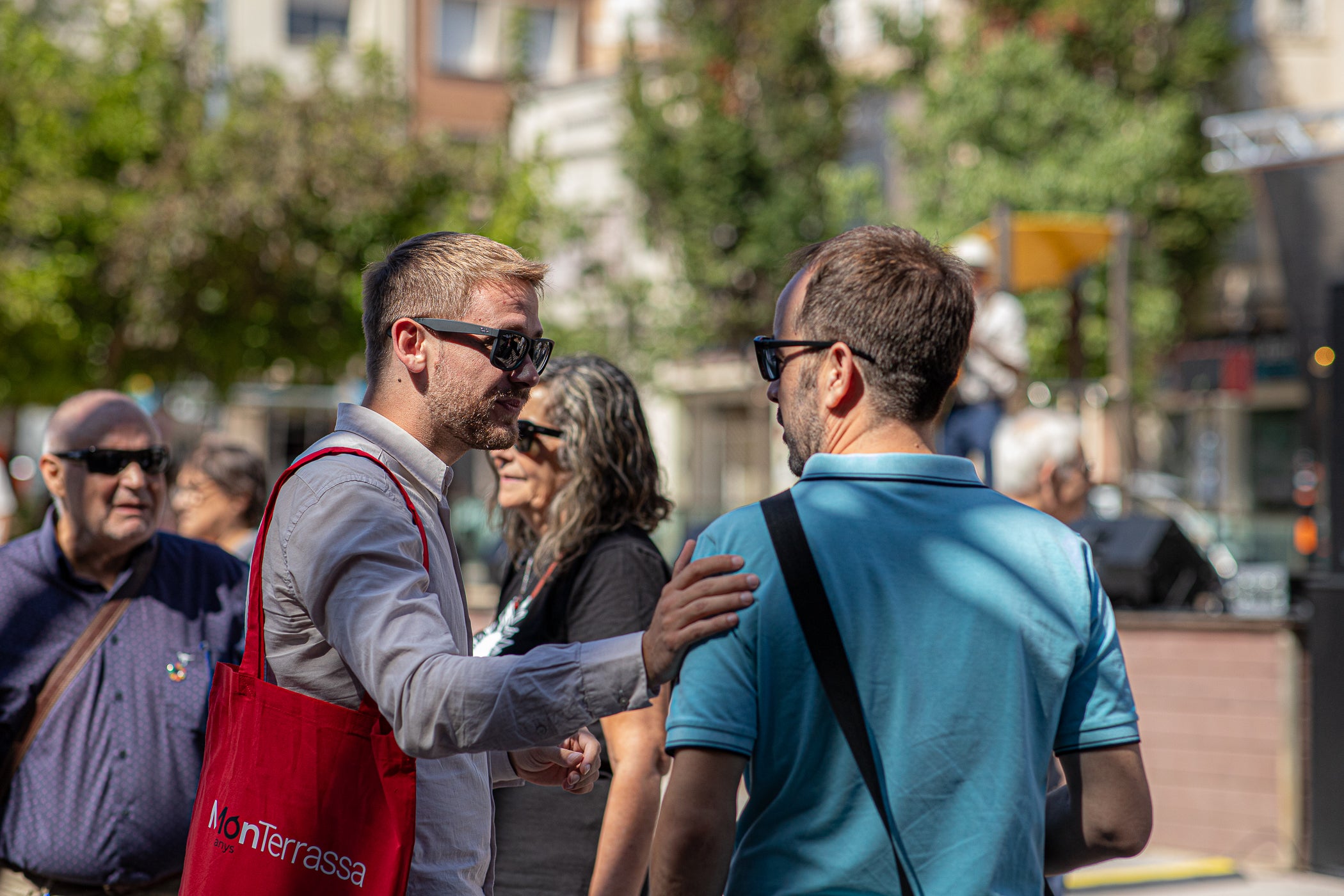 El mitjà digital MónTerrassa ha celebrat una gran festa pels seus 10 anys d'existència. L'acte, que ha tingut lloc aquest dissabte dia 19 de setembre a la plaça Progrés, ha comptat amb l'actuació musical d'Axel Davis Duo i una degustació dels vermuts de Dos Déus, Antich i 3 Setmanes Blanc i Negre. A més, també ha gaudit de la destacada presència del president del Parlament de Catalunya, Josep Rull, i de l'alcalde de Terrassa, Jordi Ballart. Els assistents també s'han pogut emportar un exemplar de la primera edició de la revista de MónTerrassa, a més d'una bossa i un punt de llibre fets exclusivament per celebrar els 10 anys | Javi González