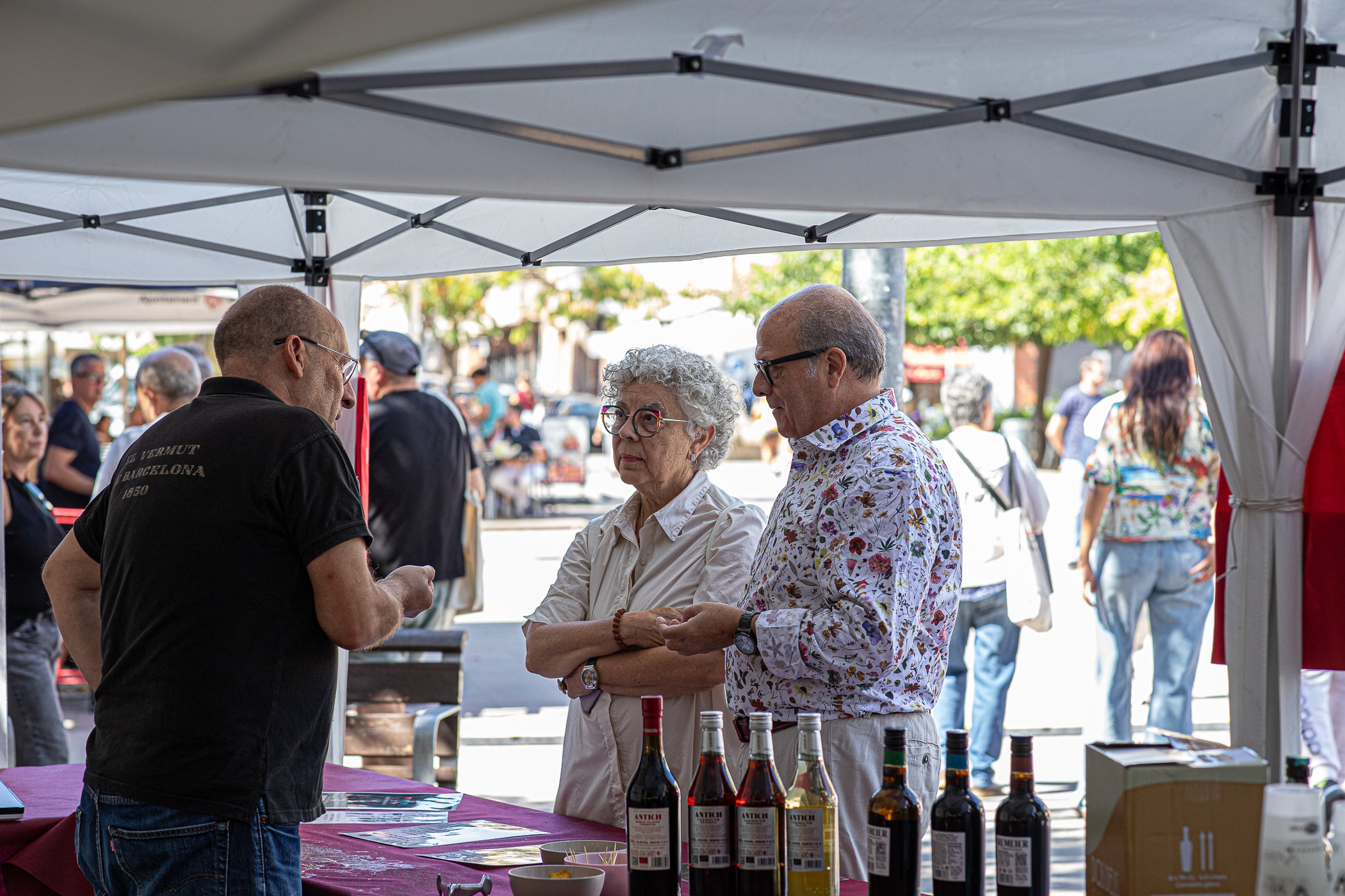 El mitjà digital MónTerrassa ha celebrat una gran festa pels seus 10 anys d'existència. L'acte, que ha tingut lloc aquest dissabte dia 19 de setembre a la plaça Progrés, ha comptat amb l'actuació musical d'Axel Davis Duo i una degustació dels vermuts de Dos Déus, Antich i 3 Setmanes Blanc i Negre. A més, també ha gaudit de la destacada presència del president del Parlament de Catalunya, Josep Rull, i de l'alcalde de Terrassa, Jordi Ballart. Els assistents també s'han pogut emportar un exemplar de la primera edició de la revista de MónTerrassa, a més d'una bossa i un punt de llibre fets exclusivament per celebrar els 10 anys | Javi González
