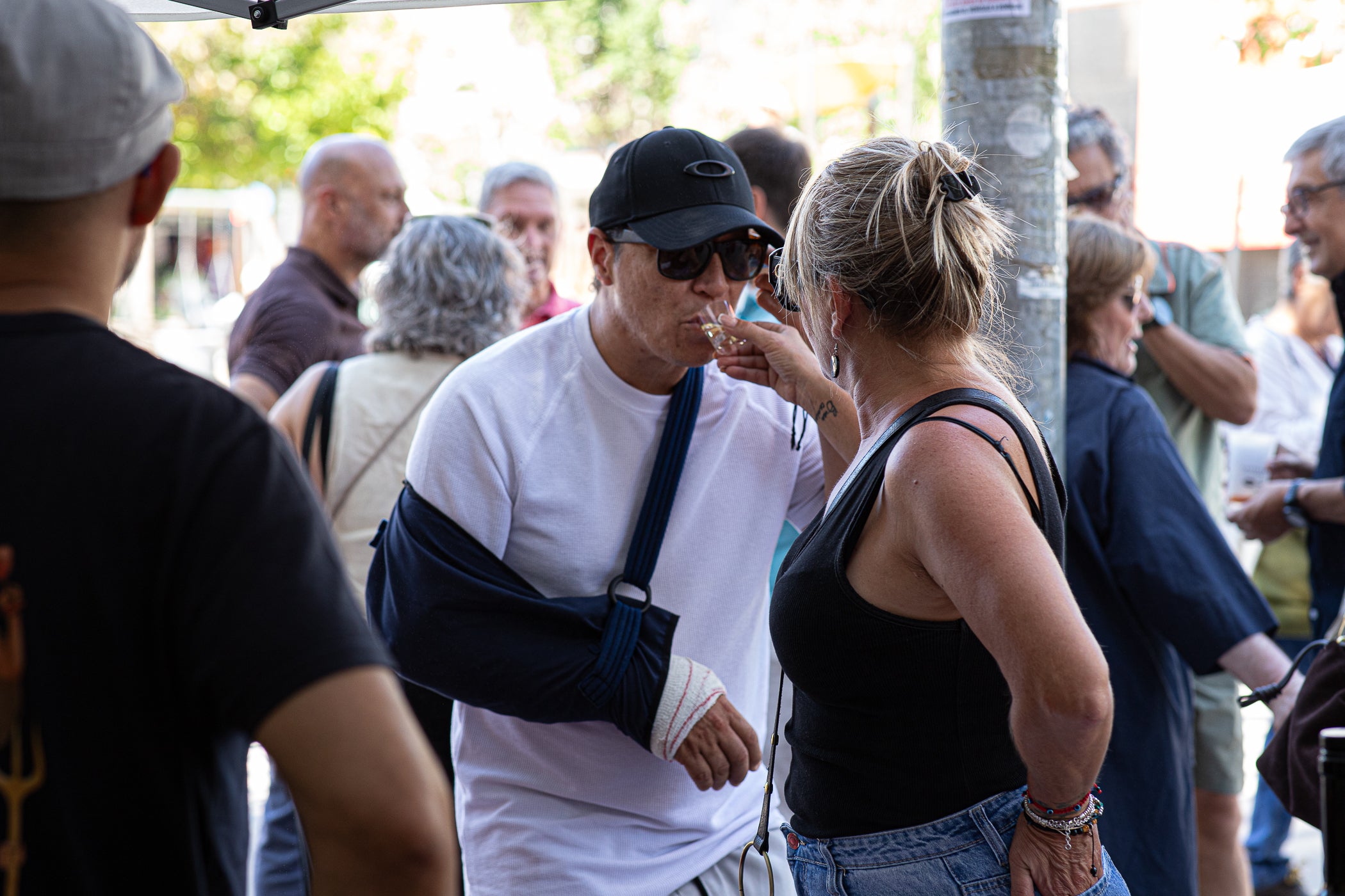El mitjà digital MónTerrassa ha celebrat una gran festa pels seus 10 anys d'existència. L'acte, que ha tingut lloc aquest dissabte dia 19 de setembre a la plaça Progrés, ha comptat amb l'actuació musical d'Axel Davis Duo i una degustació dels vermuts de Dos Déus, Antich i 3 Setmanes Blanc i Negre. A més, també ha gaudit de la destacada presència del president del Parlament de Catalunya, Josep Rull, i de l'alcalde de Terrassa, Jordi Ballart. Els assistents també s'han pogut emportar un exemplar de la primera edició de la revista de MónTerrassa, a més d'una bossa i un punt de llibre fets exclusivament per celebrar els 10 anys | Javi González