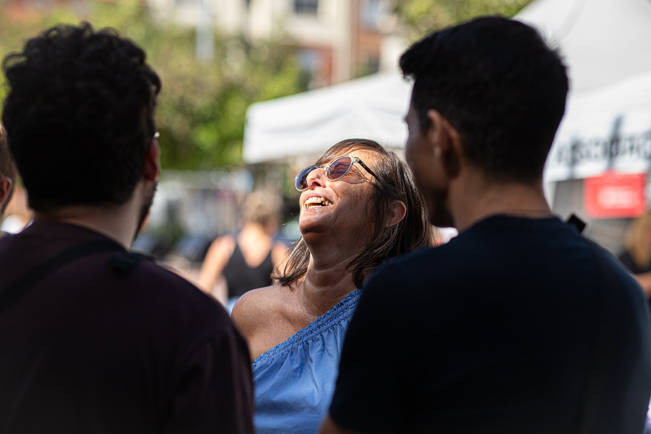 El mitjà digital MónTerrassa ha celebrat una gran festa pels seus 10 anys d'existència. L'acte, que ha tingut lloc aquest dissabte dia 19 de setembre a la plaça Progrés, ha comptat amb l'actuació musical d'Axel Davis Duo i una degustació dels vermuts de Dos Déus, Antich i 3 Setmanes Blanc i Negre. A més, també ha gaudit de la destacada presència del president del Parlament de Catalunya, Josep Rull, i de l'alcalde de Terrassa, Jordi Ballart. Els assistents també s'han pogut emportar un exemplar de la primera edició de la revista de MónTerrassa, a més d'una bossa i un punt de llibre fets exclusivament per celebrar els 10 anys | Javi González