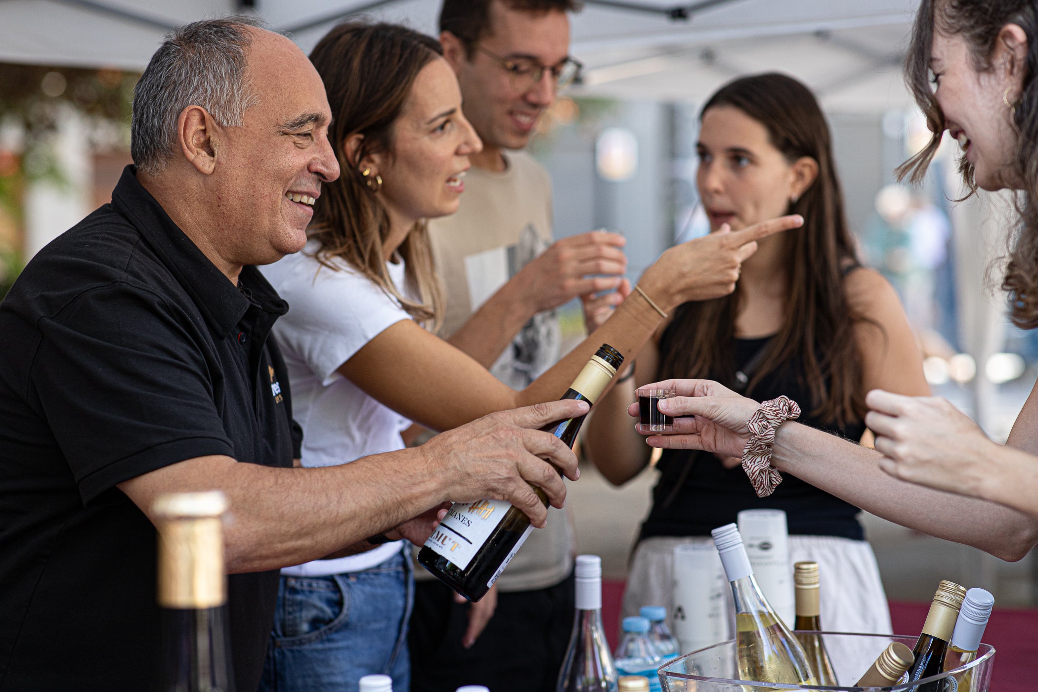El mitjà digital MónTerrassa ha celebrat una gran festa pels seus 10 anys d'existència. L'acte, que ha tingut lloc aquest dissabte dia 19 de setembre a la plaça Progrés, ha comptat amb l'actuació musical d'Axel Davis Duo i una degustació dels vermuts de Dos Déus, Antich i 3 Setmanes Blanc i Negre. A més, també ha gaudit de la destacada presència del president del Parlament de Catalunya, Josep Rull, i de l'alcalde de Terrassa, Jordi Ballart. Els assistents també s'han pogut emportar un exemplar de la primera edició de la revista de MónTerrassa, a més d'una bossa i un punt de llibre fets exclusivament per celebrar els 10 anys | Javi González