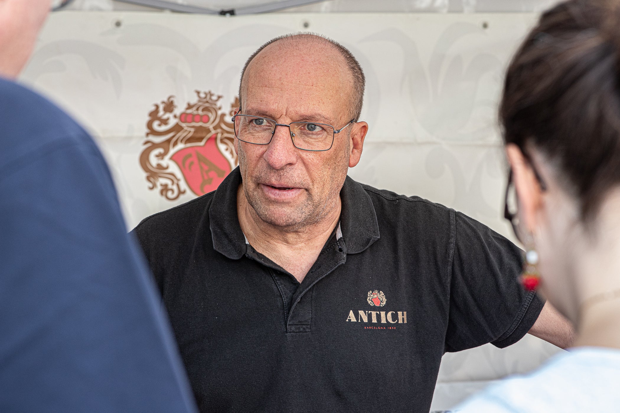 El mitjà digital MónTerrassa ha celebrat una gran festa pels seus 10 anys d'existència. L'acte, que ha tingut lloc aquest dissabte dia 19 de setembre a la plaça Progrés, ha comptat amb l'actuació musical d'Axel Davis Duo i una degustació dels vermuts de Dos Déus, Antich i 3 Setmanes Blanc i Negre. A més, també ha gaudit de la destacada presència del president del Parlament de Catalunya, Josep Rull, i de l'alcalde de Terrassa, Jordi Ballart. Els assistents també s'han pogut emportar un exemplar de la primera edició de la revista de MónTerrassa, a més d'una bossa i un punt de llibre fets exclusivament per celebrar els 10 anys | Javi González